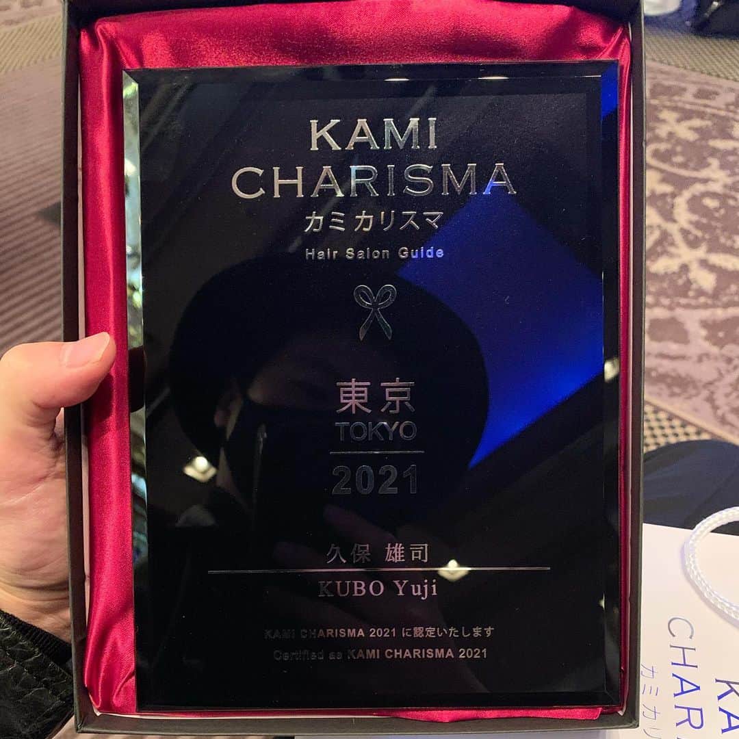 久保雄司のインスタグラム：「KAMI CHARISMA 2021 受賞頂きました  今年は特に たくさん悩み、たくさん動いた1年 このような名誉ある賞を頂けて本当に嬉しいです。  いつも支えて頂いている スタッフ、お客様、関係者様、家族、そしていつもご覧いただいている皆さんやオンラインサロンメンバーのおかげです。  みんなの賞です！ いつも本当にありがとうございます。  一つ一つ大切に 変化を楽しみ これからも常に 挑戦していきたいとおもいます  今後ともどうぞよろしくお願いします🙇🏻‍♂️  来年もまた来たい！ サロン賞がほしい！ 新しい夢と目標まで頂きました。  ステキな機会をありがとうございます。  #カミカリスマ #カミカリスマ2021 #six_salon #クボユウジ #人をきれいに #新型美容師」