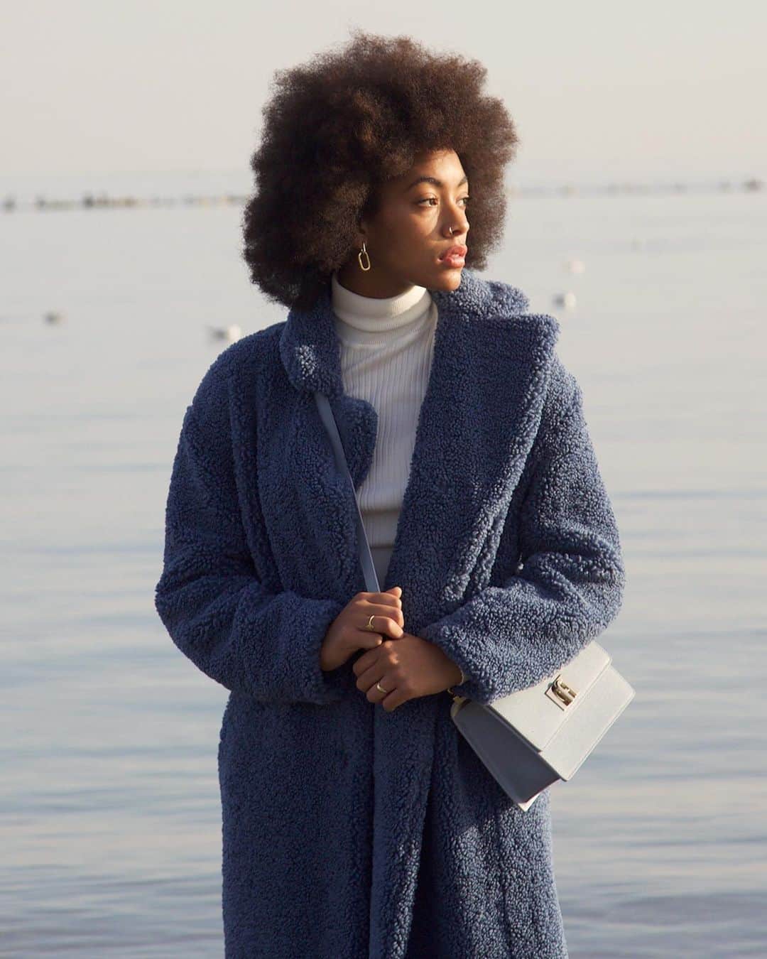 フルラのインスタグラム：「We met with @cocorebecca_ and talked about acting, fashion and dreams. Get to know the story of this Italian-Nigerian talented actress, here with the Furla 1927. Link in bio.  #thefurlasociety #furlafeeling #newcollection #furla #accessories #fashion」