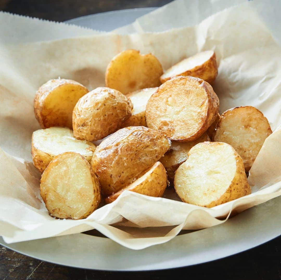 Coleman Japanのインスタグラム：「＼スキレットで作るから美味しい❣️／  皮はぱりっと中はほっくほく「皮付きポテトフライ🥔」。キャンプのおやつ、おつまみに作ってみよう👍 ・ コールマンの簡単アウトドアレシピ公開中🍳 ▶︎皮付きポテトフライ https://bit.ly/3a4tJ6P ・ ・ ・ #灯そうColeman #灯そうコールマン #灯そう #Coleman #コールマン #Camp #キャンプ #Outdoor #アウトドア #アウトドア料理 #アウトドア飯 #キャンプ飯 #キャンプご飯 #キャンプ料理 #キャンプごはん #アウトドアレシピ #キャンプレシピ #スキレット #皮付きポテトフライ #ポテトフライ #フライドポテト #私のコールマン #私のコールマンレシピ」