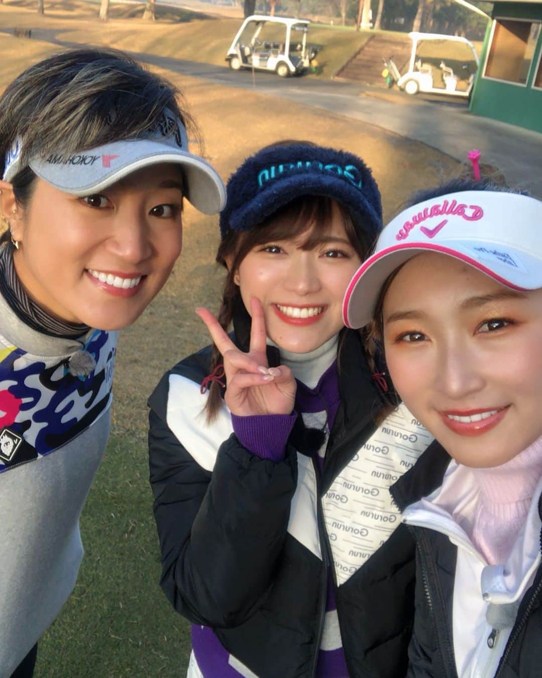 藤本麻子のインスタグラム：「🏌🏻‍♀️❤️ . 井上莉花ちゃん @1124rika  山内鈴蘭ちゃん @xxsuzuranxx  . . 今日はテレビ収録でした⛳️🏌🏻‍♀️ 2人ともきゃわいッ☺️💜」