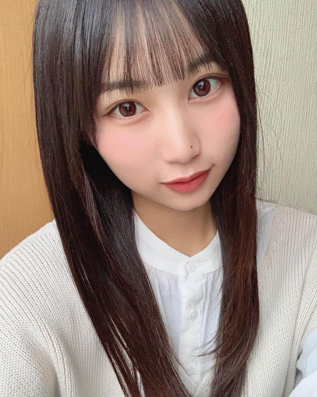 宮丸くるみのインスタグラム：「マスカラなしやった日  ・ ・ ・  #リリバリ #lilyofthevalley #idol #アイドル #ぱっつん前髪 #ロングヘア #ストレートヘア #ナチュラルメイク #黒髪 #高校生 #jk #17歳」