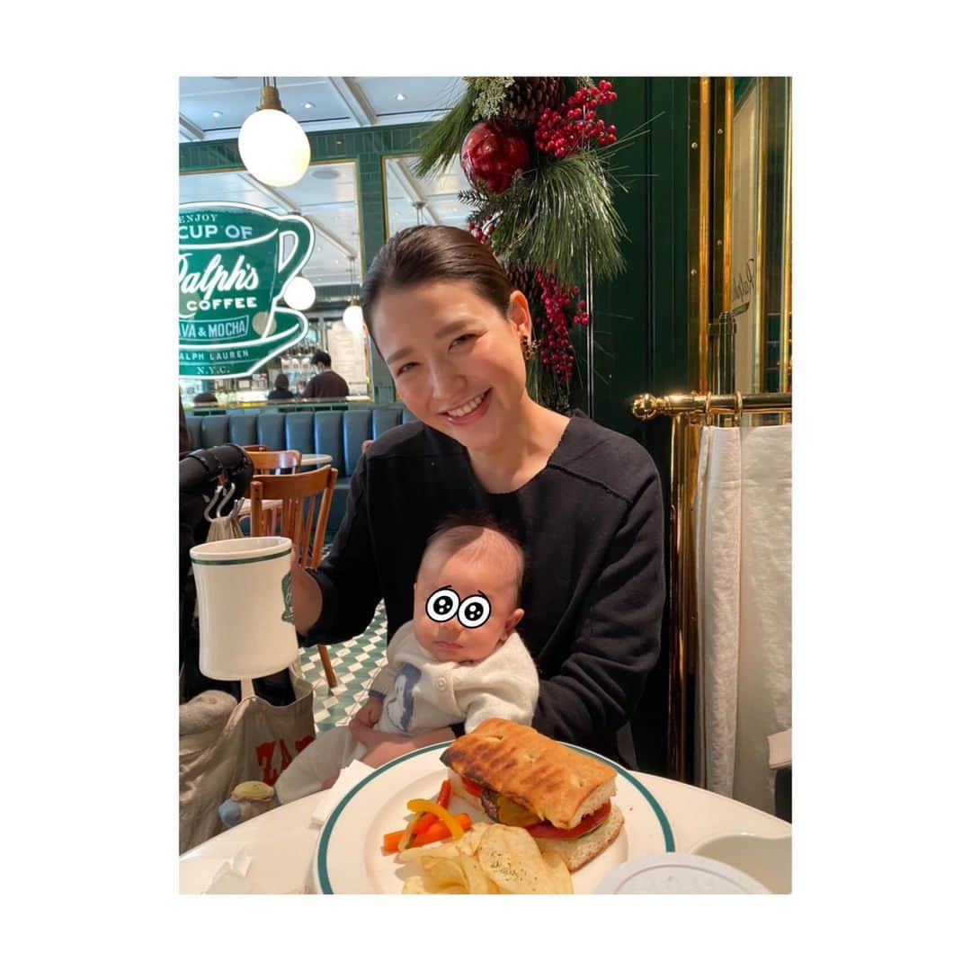 小熊美香のインスタグラム：「＊ 子供達とのツーショット📸 なかなか無いので、 撮ってもらうと嬉しいなぁ🥺✨  ミニ熊はあっという間に3ヶ月に🧸  気を失っていたのか… と思うくらい早い…🤭😅  兄熊の時よりも 育児そのものに関しては経験があるので 余裕はありますが、 時間的な余裕がほとんど無く…  産前から、 「上の子のケアを優先してあげて」 と良く言われ、 頭では分かっていたつもりでも、 実際は十分に甘えさせてあげられなかったり… イライラして必要以上に叱ってしまったり…  自己嫌悪に陥ることも多々あります😭  それでも、 寝る前に絵本を読んで、お話して、 手を繋いで寝れば 私の方が癒されて、また頑張れる⭐️  やはり、子供によって 親は成長させられるのだと 強く感じる今日この頃です✨  今年も残りわずか… 皆さま引き続きご自愛ください☺️  #ミニ熊のお洋服も靴下も #お祝いでいただいたもの✨ #ありがとうございます☺️」