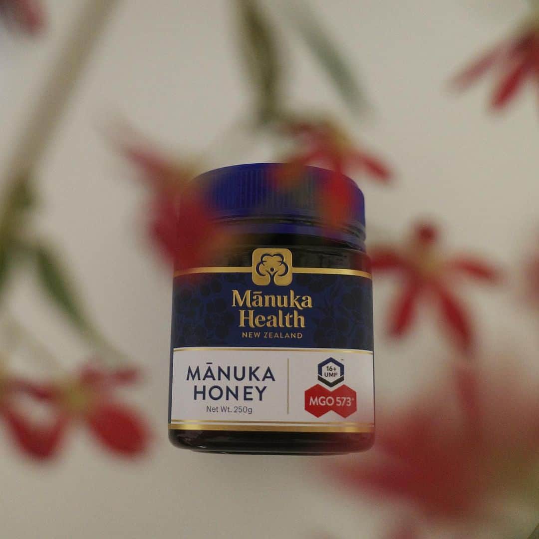 高垣麗子さんのインスタグラム写真 - (高垣麗子Instagram)「・ ・ ・  常備しているMANUKA HONEY  ニュージーランドに自生するマヌカの花から採れるはちみつには、天然のバリア成分が豊富に含まれているんです◎  健康維持の為に、毎日スプーン1〜2杯  水切りヨーグルトに加えたり、はちみつバタートーストにしたり、美味しいが健康に繋がるだなんて幸せですよね♪  私のおすすめ🍯🐝  ・ ・ #manukahoney  #マヌカヘルス　の #マヌカハニー #あっPRじゃあないよ」12月8日 19時58分 - reikotakagaki