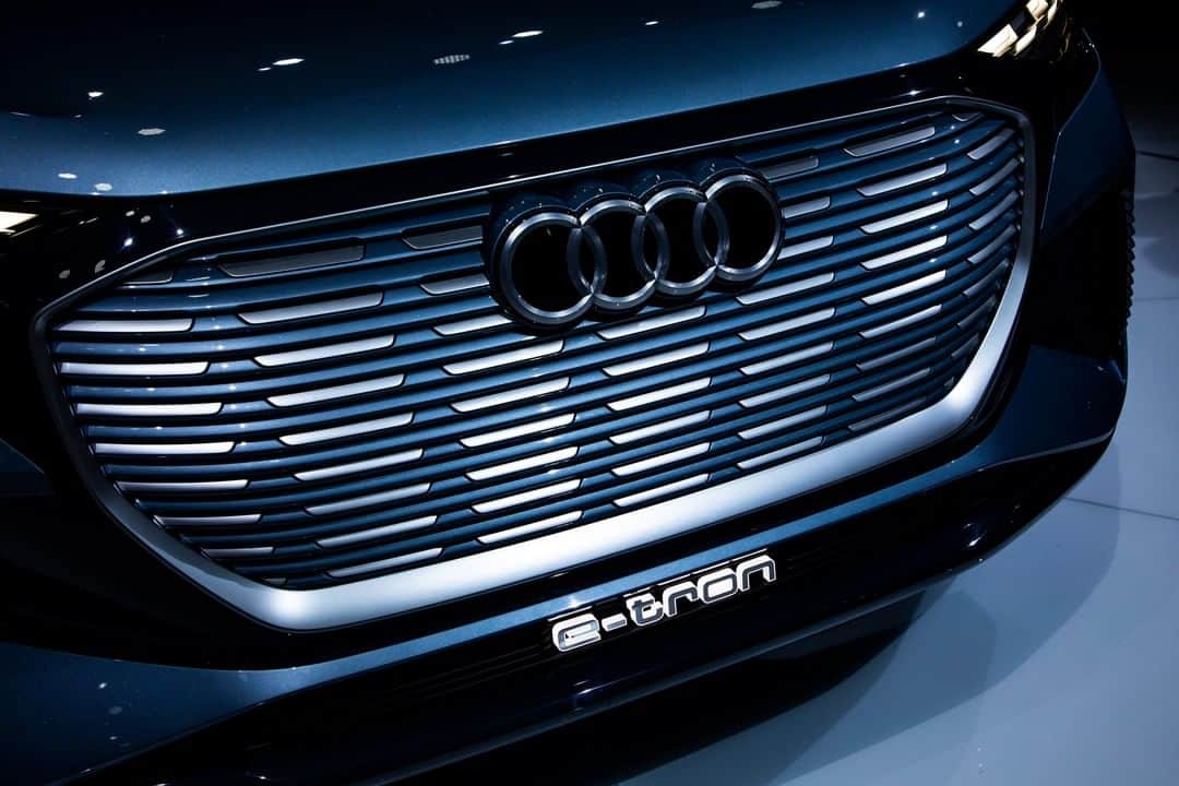 アウディ ジャパンさんのインスタグラム写真 - (アウディ ジャパンInstagram)「Audiが届ける次なる電気自動車、Audi Q4 e-tron。 従来とは全く異なるコンセプトから生み出された、色を反転したシングルフレームグリルは、Audiの新しいデザインの象徴とも言えます。  ※写真はコンセプトカーです。  #FutureIsAnAttitude #Audi #Q4etron #コンセプトカー #Audijapan #アウディ #carwithoutlimits #carsofinstagram #Audiworld #Audigenic #車好きな人と繋がりたい」12月8日 20時05分 - audijapan