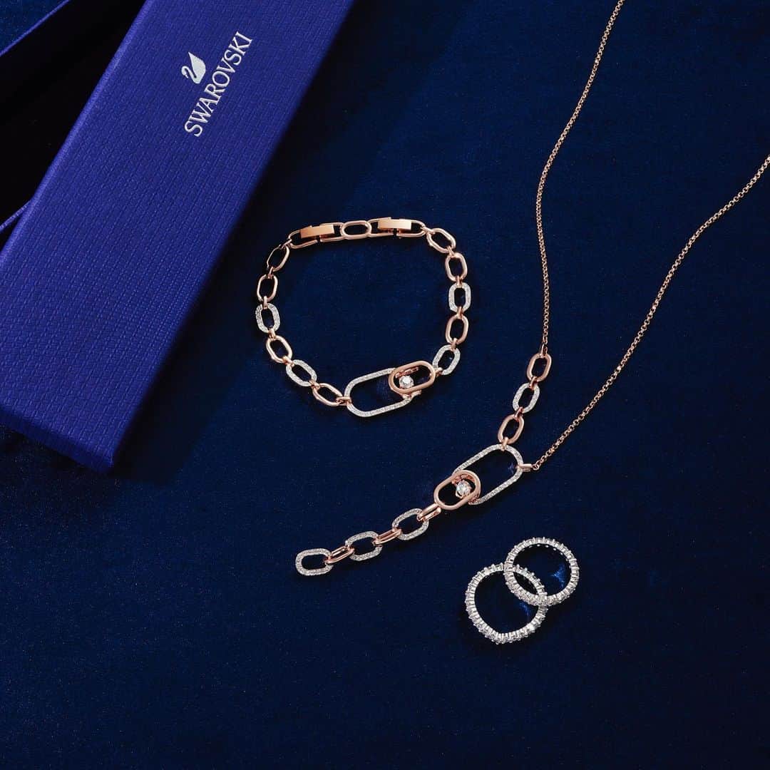 SWAROVSKIさんのインスタグラム写真 - (SWAROVSKIInstagram)「Call off the search, you’ve just found the missing links in your gifting search: our Swarovski Sparkling Dance North necklace and bracelet, and Swarovski Vittore rings. Striking, elegant and timeless. #Swarovski125years」12月8日 20時06分 - swarovski