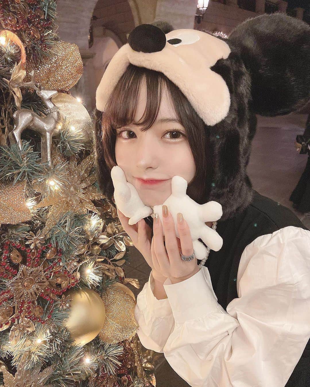 sarimaru(国木田さりまる)のインスタグラム：「ディズニーもクリスマス仕様になってた！🎄  ソアリン乗れなかったからリベンジしたい（ ; ; ）💭  るーちゃんが撮ってくれたの!  #ディズニーシー #ディズニー#disney #disneysea #japanesegirl」