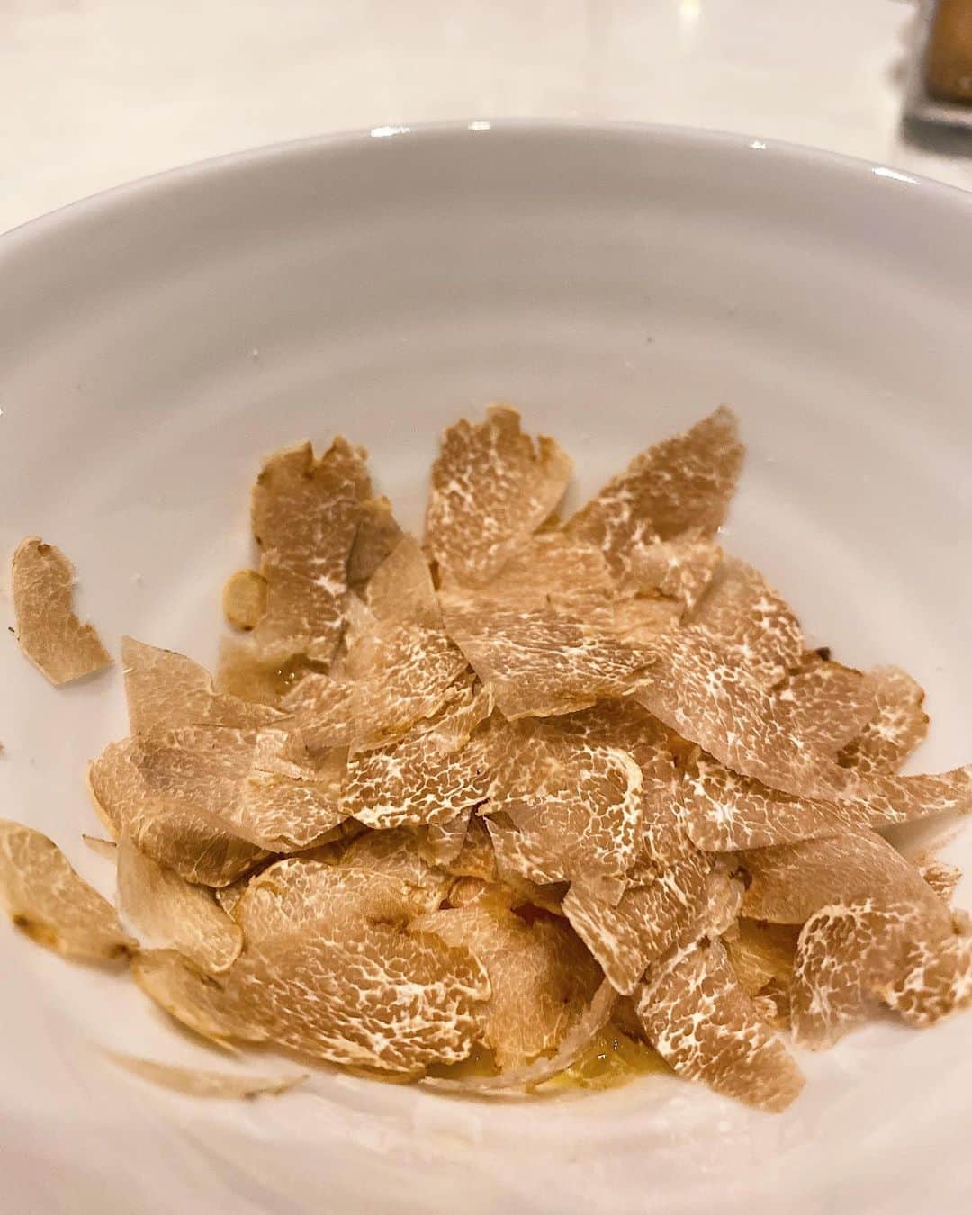 karen okajimaさんのインスタグラム写真 - (karen okajimaInstagram)「ㅤㅤㅤ  先月のSUGALABO V❤️ テーブル席は初めてでした！😊  永浜シェフ美味しいお料理 いつもありがとうございます✨  ペルシュウの食べ方はこれが正解です🎵 いつも美味しいけど今回が今までで 1番美味しくて感動しました！！🤤💕 ㅤㅤㅤ  #louisvuitton #スガラボヴィー #louisvuitton  #ルイヴィトン #SUGALABO #スガラボ #ペルシュウ  #SUGALABOV #岡島かれん #グルメ岡島 #グルメ好きな人と繋がりたい #グルメ女子 #グルメスタグラム」12月8日 20時08分 - karenokajima0318