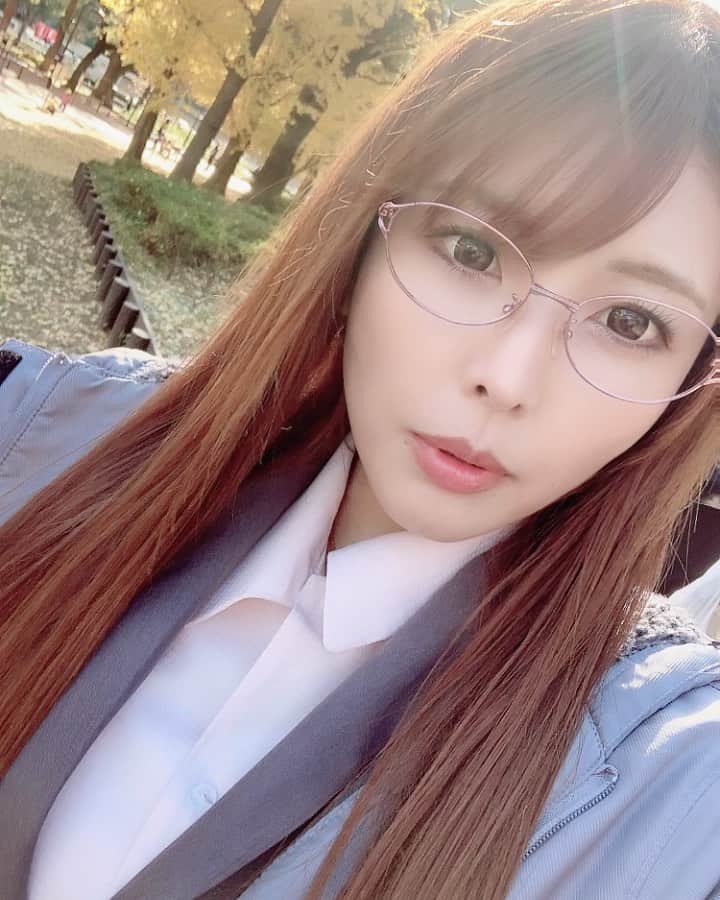 新村あかりのインスタグラム：「撮影です！ 銀杏の木が綺麗だな〜🥰 メガネっ子上司してます！  #メガネ #眼鏡女子  #OL」