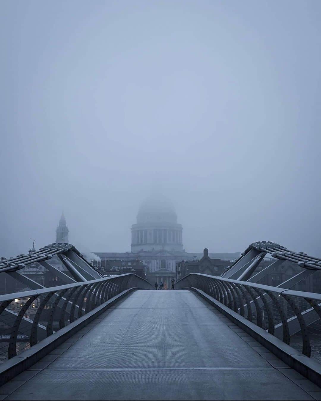 @LONDON | TAG #THISISLONDONさんのインスタグラム写真 - (@LONDON | TAG #THISISLONDONInstagram)「☁️ #StPauls Cathedral at the end of the #MillenniumBridge this morning... 😱 Shot by @shotsdr amidst freezing 🥶 temperatures! 😬 Brave! 🙌🏼 ___________________________________________  #thisislondon #lovelondon #london #londra #londonlife #londres #uk #visitlondon #british #🇬🇧 #harrypotter #bankside #southbank」12月8日 20時10分 - london