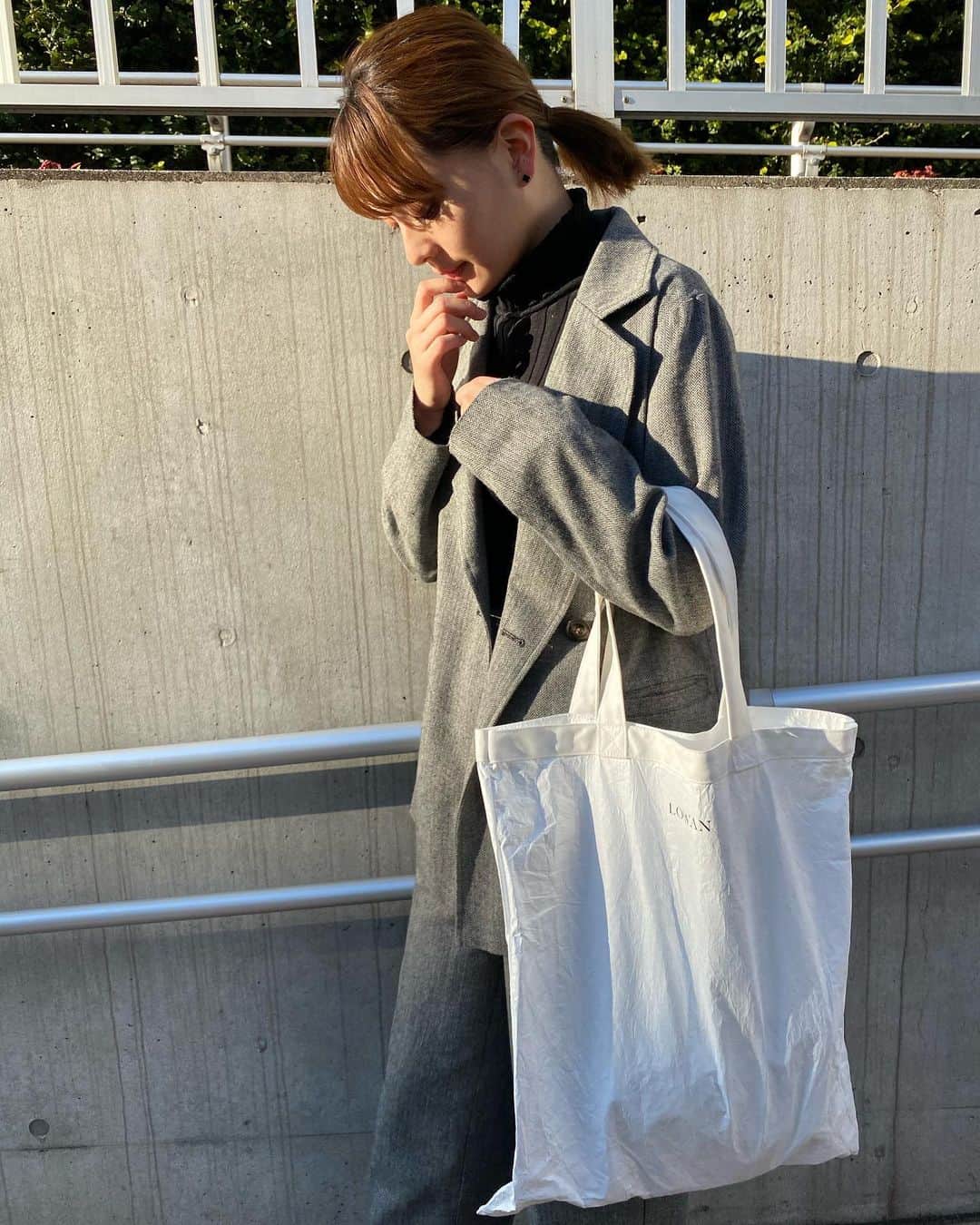 小濱庸子のインスタグラム：「【お知らせ】 @lowan.official では、ただ今プレゼントキャンペーンを行っております✨抽選で20名様にプレゼントしております‼︎ご参加お待ちしております🥺✨  そして、、、 画像はLOWANステムアイクリームを４ヶ月継続で購入いただいてる方にお渡ししているノベルティーのエコバッグです🎁 大きいサイズでスーパーのお買い物も困りませんっ🤔👏 素材もかわいいのですよ！🧸 再生紙で作製しております✨ LOWANはノベルティにも力を入れております😍 #lowanアイクリーム #ロワンステムアイクリーム #ロワンアイクリーム #プレゼントキャンペーン #プレキャン #ノベルティ #エコバッグ #プレゼント #サスティナブル #アイクリーム #eyecream #gift #ギフト #クリスマスプレゼント #ありがとう  #ご応募お待ちしております」