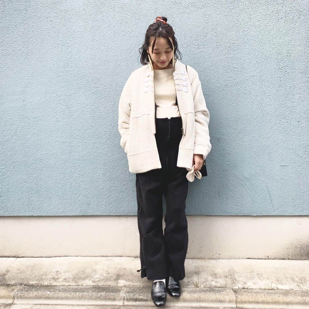 江本るり恵さんのインスタグラム写真 - (江本るり恵Instagram)「私服♡ アウター @nire_tokyo  トップス @unfil_516  パンツ 古着 @caro_store__  バレッタ @nire_tokyo  ピアス @michikononaka  モノトーンコーデ🤍🖤 #古着 #nire」12月8日 20時21分 - emotorurie