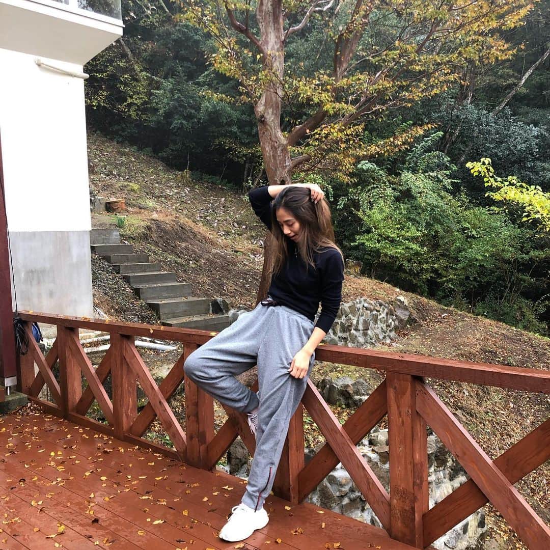 Megha Shrestha のインスタグラム：「@shimoda_house_cottage にて @tokyohottie そして、  @yurieshinbori さん主催でRETREATコテージでの最高の2日間を過ごせました✨ 載せたい写真たくさん！！ゆっくり載せていきます！！✨」