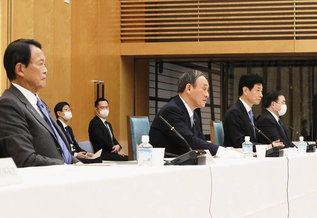 首相官邸さんのインスタグラム写真 - (首相官邸Instagram)「経済財政諮問会議を開催し、その後の臨時閣議で新たな経済対策を決定しました。医療機関や高齢者施設などの支援、雇調金や企業の資金繰り支援などに加え、グリーンやデジタルなど、新たな成長に向けた対策を盛り込んでおります。  #経済財政諮問会議 #経済対策 @suga.yoshihide」12月8日 20時17分 - kantei