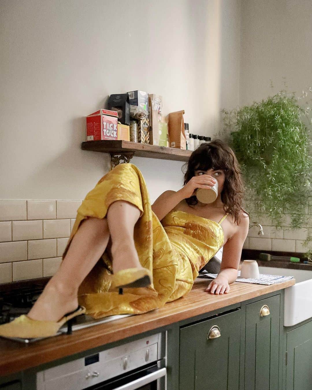 Amelia Zadroのインスタグラム：「At home with @lenarachoudhury for @cheadsmagazine 💛」