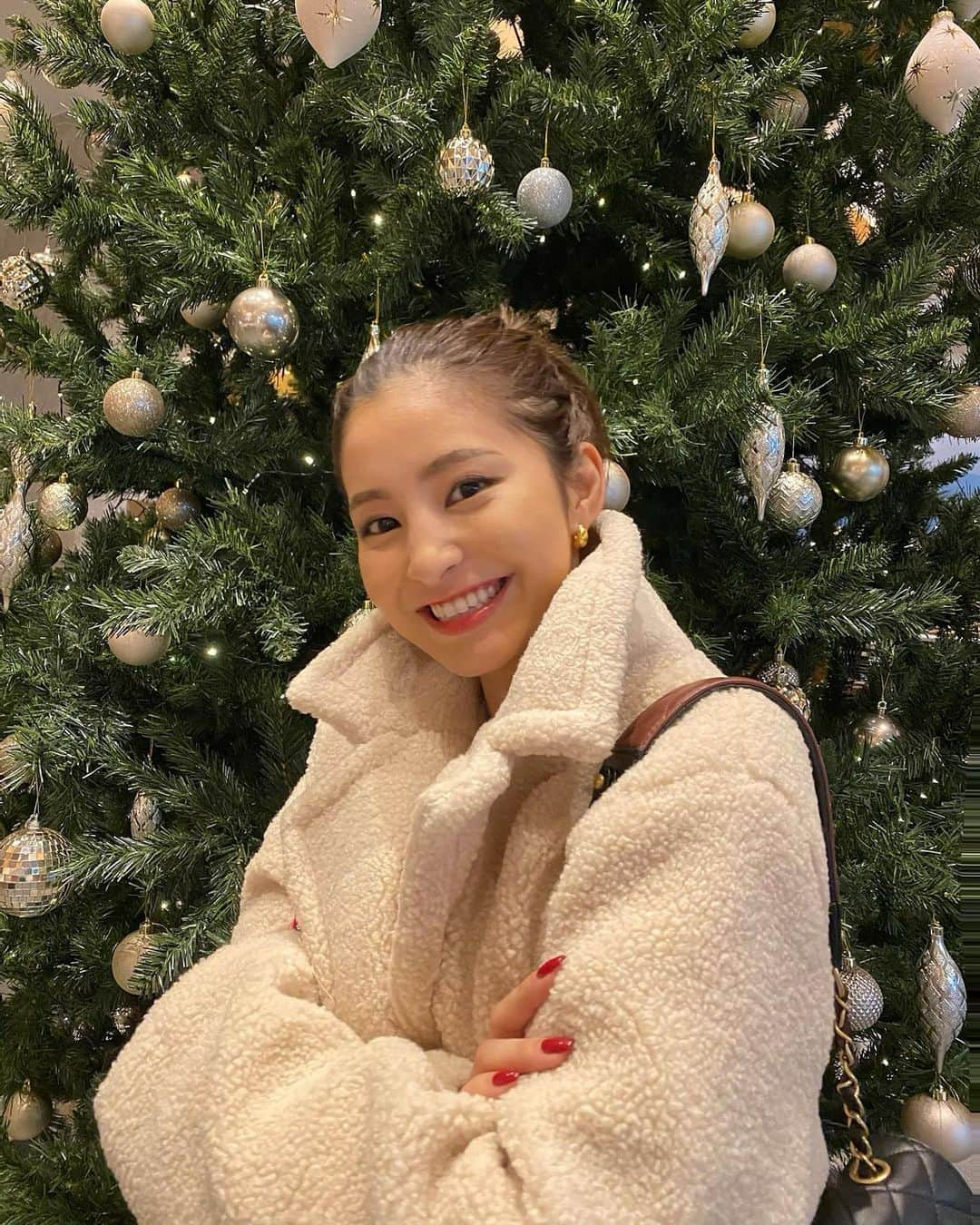 明松美玖さんのインスタグラム写真 - (明松美玖Instagram)「、 もう12月～🌲 みなさんもワクワクしますよね♪ 2020も良い締めくくりができるようあと少し頑張る☺︎  メイクは最近少しアップデートがあったのでご紹介✌︎  資生堂のビューティーコンサルタントさんたちがメイク術を紹介しているアカウントを参考にしてメイクしてみました💋 @maquillage_beautyjunction  アイシャドウをMAQuillAGEのドラマティックスタイリングアイズSに🌹品番はOR311。 元からグラデになっているので、ブラシでさっと塗るだけでキレイなグラデーションが完成するし、瞳の色に溶け込む効果のおかげで自然に目元が際立つ感じ♪  リップはドラマティックルージュN、BE771。 艶感がキレイで普段使いしやすい色味。早速ポーチに常備。  マキアージュはクッションファンデも私の中のベストコスメ🤫  YouTubeにもメイク動画アップしよかな🤍  @maquillage_beautyjunction では様々なメイクを紹介してくれているのでついつい毎日見ちゃう☺︎❤︎  キャンペーンもやってるみたいなのでチェックしてみて下さい✌︎  #マキアージュ #マキアージュビューティージャンクション #pr」12月8日 20時22分 - shashishu_daily