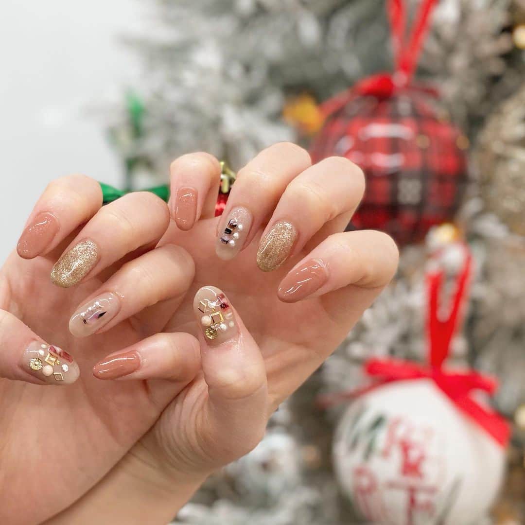 中西香菜のインスタグラム：「﻿ ﻿ ﻿ ﻿ 冬ネイル﻿ ・﻿ ♡﻿ ・﻿ きらきらで﻿ 大人っぽくて﻿ めちゃくちゃタイプです🥰﻿ ・﻿ ♡﻿ ・﻿ ♡﻿ ・﻿ #ネイル﻿ #ネイルデザイン﻿ #池袋﻿ #池袋ネイル﻿ #冬ネイル﻿ #クリスマス #クリスマスネイル #きらきらネイル﻿ #大人ネイル﻿ #ネイルサロン  #大人ネイルデザイン  #ジェルネイル」