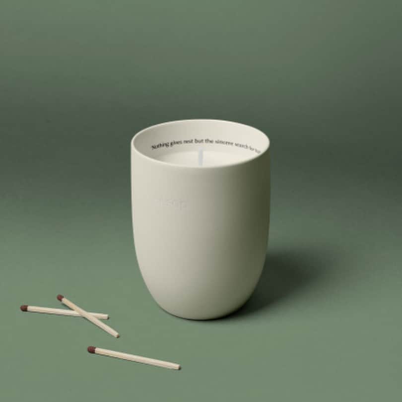 Fashion Headlineのインスタグラム：「発売直後から話題になっていたイソップ（Aēsop）のアロマティック キャンドル。  冬を迎え、ホリデームードが高まってきたこの頃、改めてこのプロダクトが気になっています。  イソップのアロマティック キャンドルは、全3種をラインアップ。 ブランドが長い間共に製品開発を手掛けてきたバーナベ・フィリオンとのコラボレーションにより誕生しました。どのような室内空間にも、繊細な灯りとほのかに漂い続ける香りを提供してくれます。  本キャンドルには、アグラオニケ、カリポス、プトレミーという著名な古代の天文学者に由来する名前が付けられており、キャンドルの灯りが、夜空の輝きのように穏やかなセンス・オブ・ワンダー（不思議さに目を見張る感性）を呼び起こすことを暗示しているそう。  価格は、各 1万2,500円。クリスマスギフトとしても喜ばれそうです。 クリスマスギフトと言えば、この他に、イソップからは、ギフトキットコレクション「センソリー クロニクル」も発売されています。詳細は、下記の記事にて。  check☞ @fashionheadlinejpn website  beauty tab イソップ、2020年のギフトキットコレクション発売。今年はDLして楽しめる名作もセットに https://www.fashion-headline.com/article/51154」