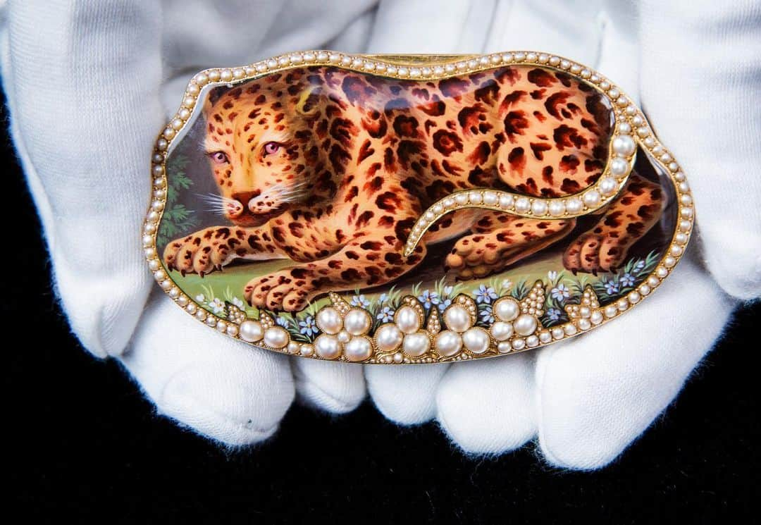 サザビーズさんのインスタグラム写真 - (サザビーズInstagram)「Having started with a human weakness - the addiction to smoking - snuff boxes became the perfect portable works of art in Europe's fashionable Royal and courtly spheres. Made to be carried around in the pocket, or given as a gift to a mistress, these gold boxes paint a fascinating picture of life in the 17th to 19th centuries.   Scroll through for some of our favourite examples from a prestigious private collection, and visit the link in bio to learn more ahead of Thursday's dedictaed auction, 'A Treasury of Vertu'.  #SothebysDecArts #SothebysTreasures #RitualsofGiving #GoldBoxes #SnuffBoxes #EnamelBox #SothebysJewels」12月8日 20時31分 - sothebys