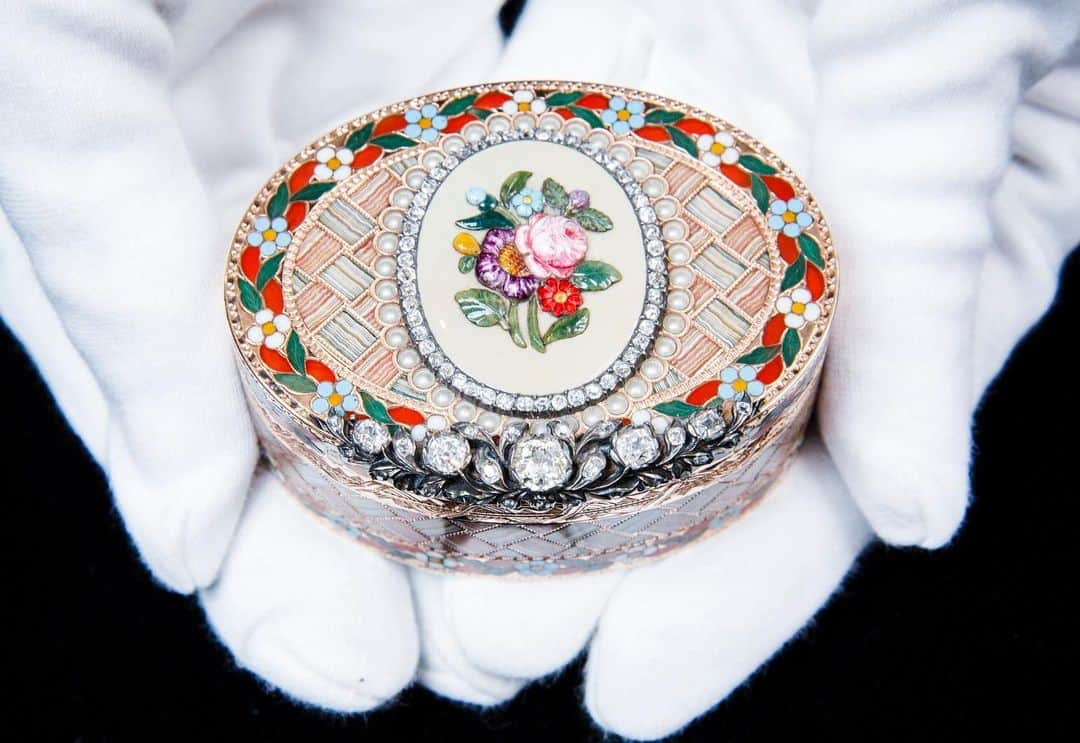 サザビーズさんのインスタグラム写真 - (サザビーズInstagram)「Having started with a human weakness - the addiction to smoking - snuff boxes became the perfect portable works of art in Europe's fashionable Royal and courtly spheres. Made to be carried around in the pocket, or given as a gift to a mistress, these gold boxes paint a fascinating picture of life in the 17th to 19th centuries.   Scroll through for some of our favourite examples from a prestigious private collection, and visit the link in bio to learn more ahead of Thursday's dedictaed auction, 'A Treasury of Vertu'.  #SothebysDecArts #SothebysTreasures #RitualsofGiving #GoldBoxes #SnuffBoxes #EnamelBox #SothebysJewels」12月8日 20時31分 - sothebys