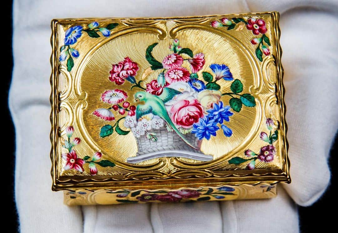 サザビーズさんのインスタグラム写真 - (サザビーズInstagram)「Having started with a human weakness - the addiction to smoking - snuff boxes became the perfect portable works of art in Europe's fashionable Royal and courtly spheres. Made to be carried around in the pocket, or given as a gift to a mistress, these gold boxes paint a fascinating picture of life in the 17th to 19th centuries.   Scroll through for some of our favourite examples from a prestigious private collection, and visit the link in bio to learn more ahead of Thursday's dedictaed auction, 'A Treasury of Vertu'.  #SothebysDecArts #SothebysTreasures #RitualsofGiving #GoldBoxes #SnuffBoxes #EnamelBox #SothebysJewels」12月8日 20時31分 - sothebys