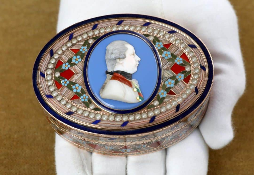 サザビーズさんのインスタグラム写真 - (サザビーズInstagram)「Having started with a human weakness - the addiction to smoking - snuff boxes became the perfect portable works of art in Europe's fashionable Royal and courtly spheres. Made to be carried around in the pocket, or given as a gift to a mistress, these gold boxes paint a fascinating picture of life in the 17th to 19th centuries.   Scroll through for some of our favourite examples from a prestigious private collection, and visit the link in bio to learn more ahead of Thursday's dedictaed auction, 'A Treasury of Vertu'.  #SothebysDecArts #SothebysTreasures #RitualsofGiving #GoldBoxes #SnuffBoxes #EnamelBox #SothebysJewels」12月8日 20時31分 - sothebys