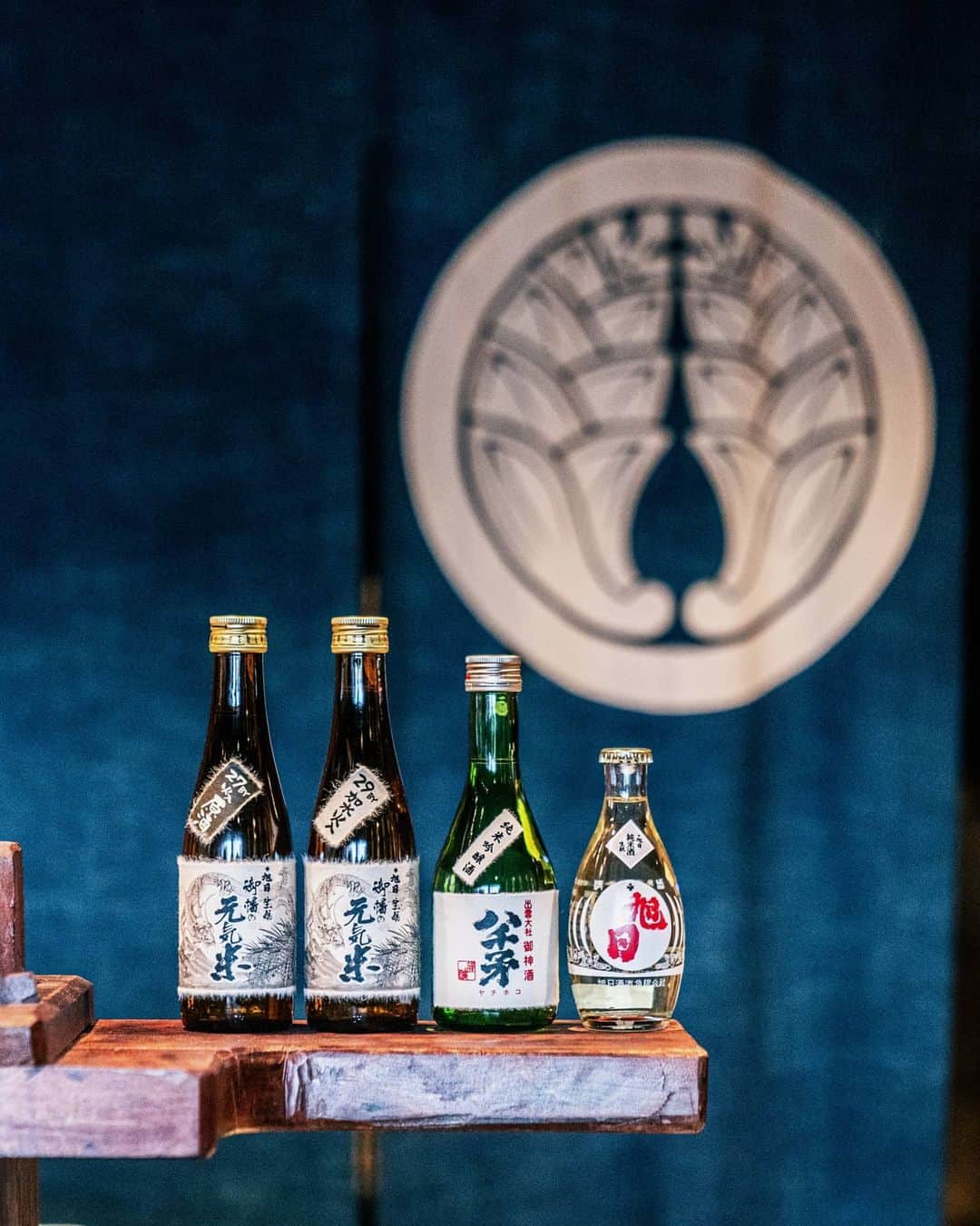 6151のインスタグラム：「神々に捧げられた神聖な酒｜しまねの旅。   神事にも使われた事のあるという 明治2年に創業した旭日酒造へ。   商店街の中にある小さな酒造ですが 古い日本家屋に箪笥などが展示された趣のある店内。 一部リノベーションしてより居心地の良い空間に 生まれ変わったのだそう。   日本酒の飲み比べもできるので 少しだけ味見してきました。   小さなボトルもいくつか発見。 お土産に「一合徳利」の瓶が可愛らしい純米酒を。 透明な瓶、珍しいなぁと思いつつ レトロな見た目にぐっときた。   このサイズなら旅先でも持ち帰りやすい🍶 可愛い布袋も一緒に買ってほくほく。 島根のお酒をお探しの方はぜひ。   -----   Hanako no.1191 1月号 @hanako_magazine  #HanakoTravel にて掲載中です。   店頭でお見かけの際はぜひお手にとってご覧くださ 電子版もあるので見てね📖」