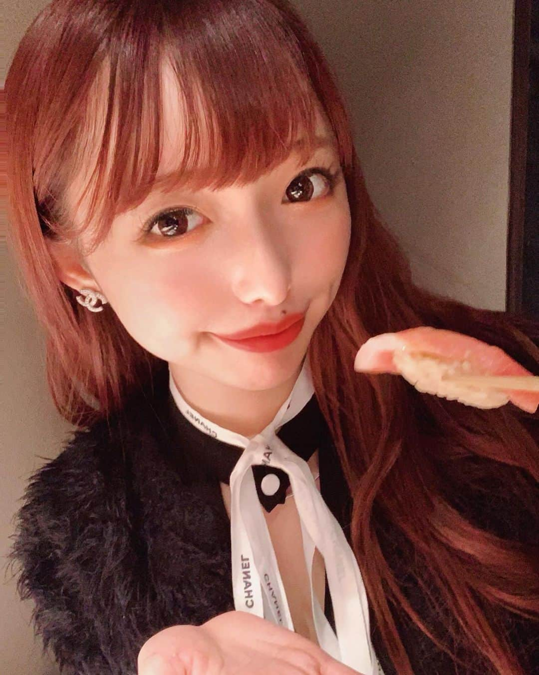 梨乃のインスタグラム：「﻿ ﻿ オープンしたばかりの寿司　空さんに伺いました🍣﻿ ﻿ ﻿ ﻿ Tiffanyの素敵な食器でお寿司をいただけるコースがあるの🥺💙💙💙﻿ ﻿ ﻿ ﻿ 最初にTiffanyブルーのシャンパンで乾杯したよ🥂﻿ ﻿ ﻿ ﻿ キラキラのお皿の上のお寿司も宝石みたいで、全てが映えてました💎*･゜﻿ ﻿ ﻿ ﻿ 自分でデコレーションする🐻と🐰のお料理や、玉手箱のような茶碗蒸しなど、演出も素敵で美味しくて楽しいお店でした🧚🏻🧚🏻🧚🏻﻿ ﻿ ﻿ 卵がプリンみたいに甘くて美味しくてびっくり🍮﻿ ﻿ ﻿ ﻿ Tiffanyブルーの個室もあったよ💙﻿ ﻿ ﻿ ﻿ ご馳走様でした🙏﻿ ﻿ ﻿ ﻿ #寿司空 #池袋寿司空 #tiffanyandco #tiffanyblue #東京鮨 #池袋グルメ #グルメ女子 #映えグルメ #shushi #japanesefood」