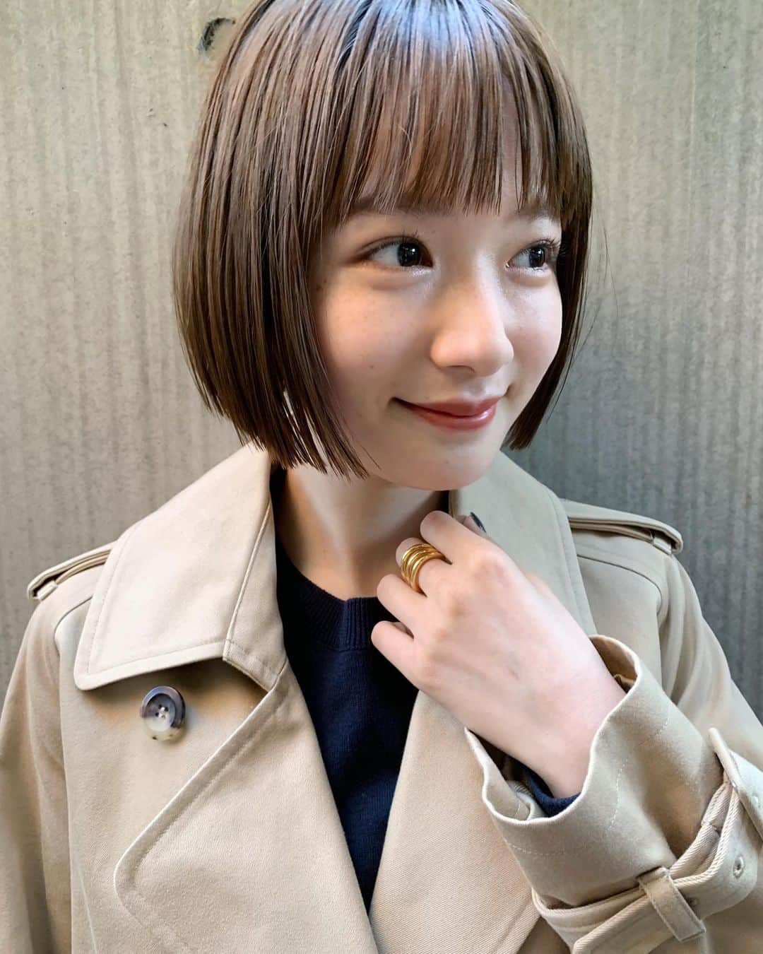 LALA公式さんのインスタグラム写真 - (LALA公式Instagram)「ミニボブヘアカタログ＊﻿ ﻿ LALA official スタイリスト：﻿ 堀江昌樹 @horie_jeno (JENO)﻿ ﻿ ヘアスタイルの詳細はLALA サイトにて掲載中!! ﻿ ﻿ https://lalahair.co.jp/short-bob/12689/﻿ ﻿ ﻿ —————————————————— ﻿ ﻿ ﻿ LALA webサイト→「ヘアカタログララ」 で検索﻿ ﻿ LALAは、全国の厳選美容師だけを掲載するヘアカタログメディアです。﻿ ﻿ 技術、センス、サービスにこだわるプロフェッショナルが、毎日のサロンワークでお客様に提案するリアルなヘアスタイルを掲載しています。﻿ ﻿ あなたの魅力を引き出す運命の美容師をみつけてください。 ﻿ ﻿ ——————————————————﻿ ﻿ ﻿ ﻿ ﻿ ﻿ #ヘアカタログララ #ボブ #ショートボブ  #ボブヘア #ボブアレンジ #ボブスタイル #ボブヘアー #ショート#ショートカット #ショートヘアー #ショートヘア #ショートカット女子 #切りっぱなしボブ #ミニボブ #外ハネボブ #ワンレンボブ #ショートヘアアレンジ #シースルーバング #アッシュグレー #アッシュ #髮型屋 #髮型設計 #发型 #造型 #短髮 #日系髮型 #女生髮型 #女生短髮 #短髮造型 #日系短髮」12月8日 20時32分 - lala__hair