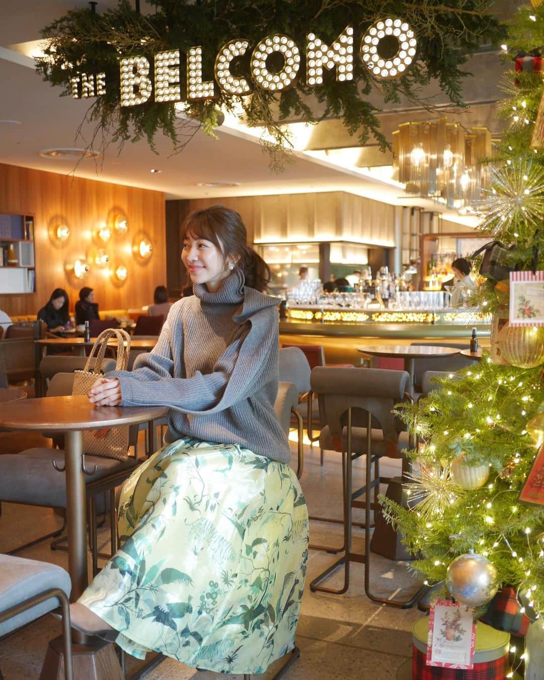 木本泉さんのインスタグラム写真 - (木本泉Instagram)「-﻿ ベルコモンズ跡に出来たAOYAMA GRAND HOTELのTHE BELCOMOへ✨﻿ ﻿ 気付いたらクリスマスツリーが出る季節になってますね🎄﻿ ﻿ knit #irene﻿ skirt #keitamaruyama﻿ boots #chanel﻿ bag #fleur_bag﻿ pierces #thehany﻿ ﻿ @thehany_official のピアス、大きめのパールが付いていてざっくりニットと合わせるとまたまた可愛い🧶﻿ お気に入りです💓﻿ ﻿ #coordinate」12月8日 20時33分 - izumikimoto