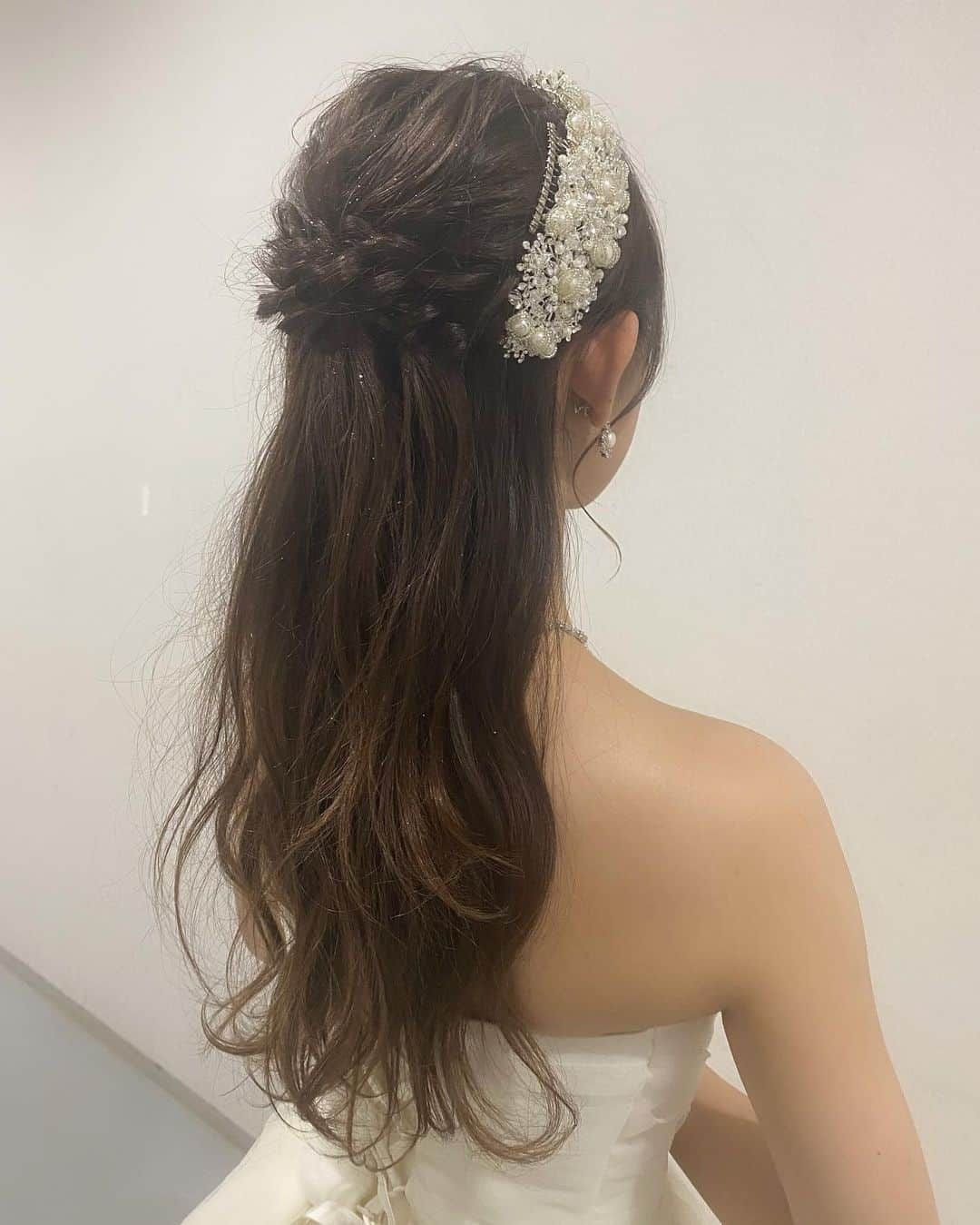 山本瑠香さんのインスタグラム写真 - (山本瑠香Instagram)「ファイナルイベント当日は、 アンテリーべ(@amtteliebe_wedding )様の ウエディングドレスを着させていただきました👗✨  シンプルかつ上品で とても私のお気に入りのドレスです🕊🤍  ファイナリスト全員との ウエディングツーショットもあるので 横にスワイプしてね〜♪ みんなドレス着て更に綺麗になってる😫💫  #ミス関学 #関学 #ミスキャンパス関西学院 #アンテリーべ #ウエディング #ウエディングドレス  #ウエディングヘア #ウエディングフォト  #wedding #weddingdress #amtteliebe #芦屋 #兵庫 #神戸」12月8日 20時33分 - mckg2020_no3