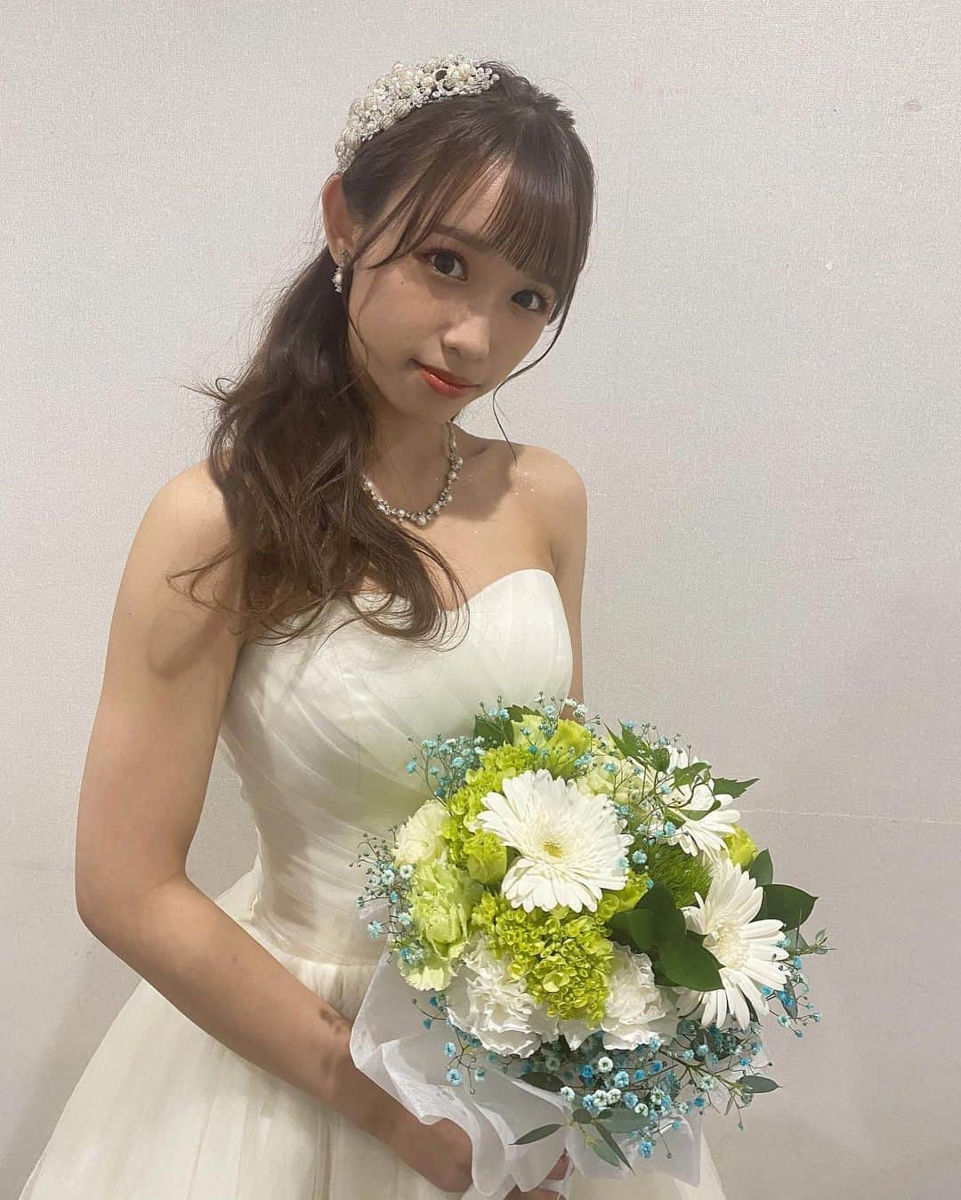 山本瑠香のインスタグラム：「ファイナルイベント当日は、 アンテリーべ(@amtteliebe_wedding )様の ウエディングドレスを着させていただきました👗✨  シンプルかつ上品で とても私のお気に入りのドレスです🕊🤍  ファイナリスト全員との ウエディングツーショットもあるので 横にスワイプしてね〜♪ みんなドレス着て更に綺麗になってる😫💫  #ミス関学 #関学 #ミスキャンパス関西学院 #アンテリーべ #ウエディング #ウエディングドレス  #ウエディングヘア #ウエディングフォト  #wedding #weddingdress #amtteliebe #芦屋 #兵庫 #神戸」