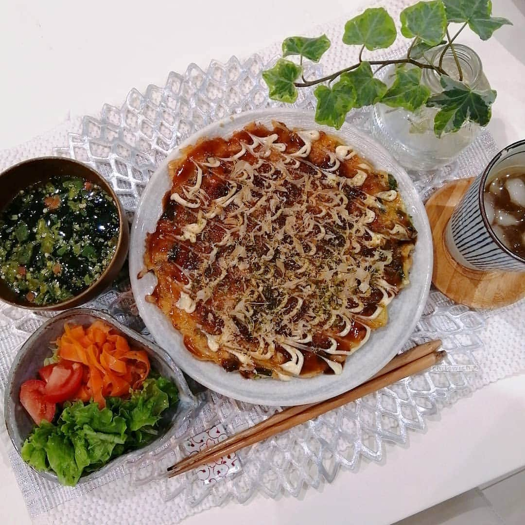 momoさんのインスタグラム写真 - (momoInstagram)「#晩御飯#食費月13000円   豆腐のもっちりお好み焼き ネバネバスープ 金時人参ラペのサラダ  豆腐2丁半、小麦粉300g、卵2つ、程よいゆるさになるように(溶けてボテボテするまで)水適量、粉末出汁多目に適量、醤油ひと回し🥣冷蔵庫にあったキャベツ、ニラ、ネギをたっぷり入れてチーズも❤️豚バラと一緒に焼くだけの簡単なお好み焼き🍴✨ まじでなんとかなるから、適量がわからない人でも大丈夫！ 適量な適量を掴めるようになればレシピに頼らなくてもなんとかなるようになるようなならないような気がするような気がしないような気がする。(←全部ちゃんと読んだ人好き)  私碧蒼も1枚ずつ、恭介が2枚、晴も取り分けて食べても1枚あまったくらいできたよ🤸🤸🤸  夕飯に困ったときの我が家の定番メニュー。  DMの返信が追いついてません🙇ごめんなさい😭💦💦  #晩ごはん#晩ご飯#夕食#夕御飯#夕食#おうちごはん#節約#節約ご飯#晩御飯#デリスタグラム#デリスタグラマー#クッキングラム#ワーママ#大分#instafood#レシピ#簡単レシピ」12月8日 20時35分 - m.o.m.o.k