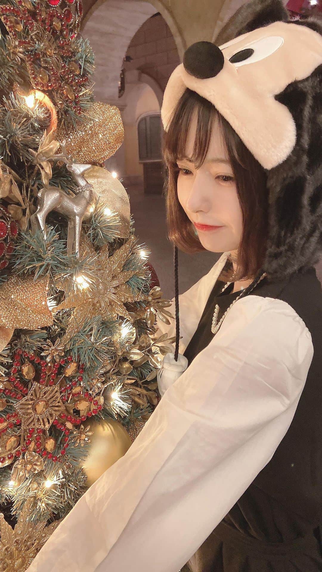 sarimaru(国木田さりまる)のインスタグラム：「動画だとぎこちなくなる💭 ミッキーの被り物可愛いの見つけた！  ミッキー好きだからミニーちゃんになりたい🎀  #ディズニー#ディズニーシー #デート#クリスマス」