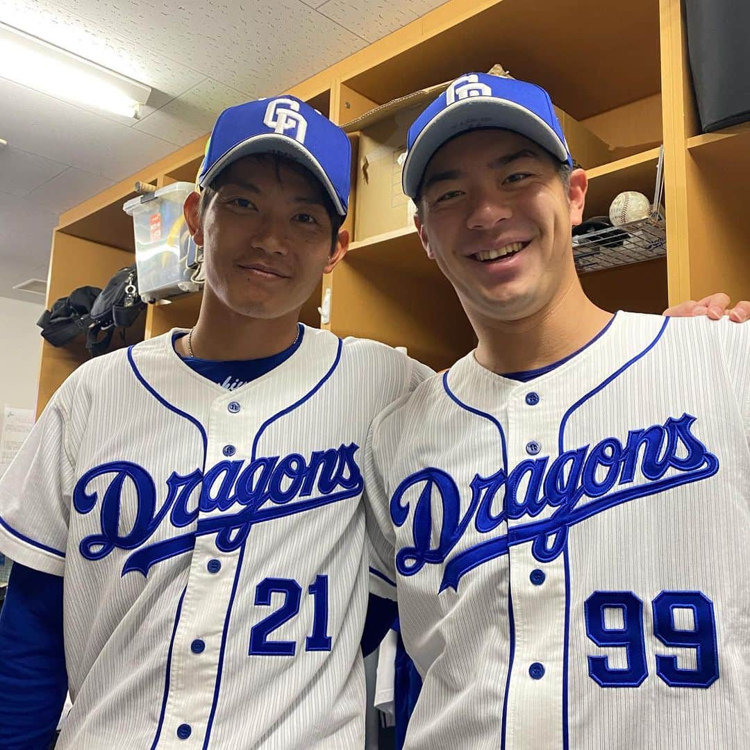 鈴木翔太さんのインスタグラム写真 - (鈴木翔太Instagram)「今日報道がありましたが、来シーズンから阪神タイガースでプレーさせてもらうことになりました。  ドラゴンズで7年間、沢山の方と出会う事ができ、憧れていた先輩方や友達みたいな後輩たちと一緒に野球が出来た事が僕にとって一生の思い出です。  ドラゴンズのユニフォームで野球ができなくなるのはすごく寂しいですが、新しい場所でまた野球ができる事に感謝し今まで以上に野球ができる喜びを噛み締めながら頑張りたいと思います！  ドラゴンズファンの皆さん、沢山の応援本当にありがとうございました！ チームは変わりますがまた応援してもらえると嬉しいです。今までありがとうございました！  そしてタイガースファンの皆さん、まずは1日でも早く支配下に登録されるように頑張りたいと思います。これから応援よろしくお願いします。  #中日ドラゴンズ#阪神タイガース#鈴木翔太#岡田俊哉#又吉克樹#柳裕也#山井大介#浅尾拓也#伊藤準規#小熊凌祐#阿知羅拓馬#浜田智博#大藏彰人#木下雄介#梅津晃大」12月8日 20時46分 - suzukishota99