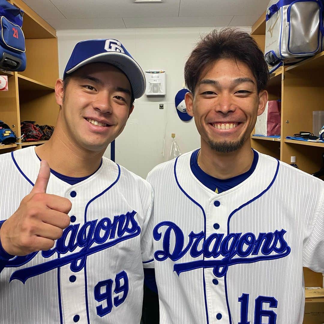 鈴木翔太さんのインスタグラム写真 - (鈴木翔太Instagram)「今日報道がありましたが、来シーズンから阪神タイガースでプレーさせてもらうことになりました。  ドラゴンズで7年間、沢山の方と出会う事ができ、憧れていた先輩方や友達みたいな後輩たちと一緒に野球が出来た事が僕にとって一生の思い出です。  ドラゴンズのユニフォームで野球ができなくなるのはすごく寂しいですが、新しい場所でまた野球ができる事に感謝し今まで以上に野球ができる喜びを噛み締めながら頑張りたいと思います！  ドラゴンズファンの皆さん、沢山の応援本当にありがとうございました！ チームは変わりますがまた応援してもらえると嬉しいです。今までありがとうございました！  そしてタイガースファンの皆さん、まずは1日でも早く支配下に登録されるように頑張りたいと思います。これから応援よろしくお願いします。  #中日ドラゴンズ#阪神タイガース#鈴木翔太#岡田俊哉#又吉克樹#柳裕也#山井大介#浅尾拓也#伊藤準規#小熊凌祐#阿知羅拓馬#浜田智博#大藏彰人#木下雄介#梅津晃大」12月8日 20時46分 - suzukishota99