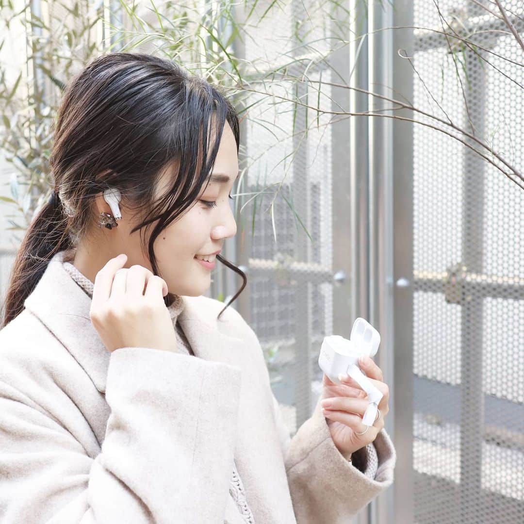 Eri Satoのインスタグラム：「@sudio のEtt(エット) · 最近昔の曲ばかり聞いちゃう😋 ちなみにロックとかメロコア。 なので意外と言われる笑 · こちらの素敵なイヤホンは 👉Sudio製品初のアクティブノイズキャンセリング（ANC）機能搭載で、より一層静かな環境で上質な音を楽しめる 👉電話応答時に外音取り込み機能が自動的に起動 👉 IPX5対応の防水性能で、シーンを選ばず活躍 👉置くだけで充電できるワイヤレス充電にも対応 · · オーディオ製品本体を購入すると、 プレゼントにも最適なギフトラッピングキットがもらえるよ！ Femtioを購入すると、Femtioキャリーポーチがついてくるそう。 クリスマスプレゼントにもぴったり🎅🏻 いつでも送料無料・30日間返品無料・3年間製品保証なので安心だよ😊 · · 公式サイト専用クーポンもあるよ💓  👉【 eri_ett 】 有効期限: 2021/2/18 15％OFFクーポンとして使えるよ✨ ぜひチェックしてみてね💛 · #sudio #sudiomoments #sudiojp #shapingsound#ett#イヤフォン#イヤホン#ワイヤレスイヤホン#音楽好きな人と繋がりたい#リモートワーク#音楽#pr」