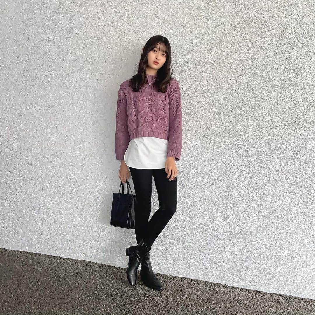 安村真奈のインスタグラム：「大人なパープルセーター💜 スキニーに合わせてスタイルアップコーデです☺︎  #gu_for_all  #GUstyle #gupr #セーター #ケーブルシャツテールコンビネーションセーター」