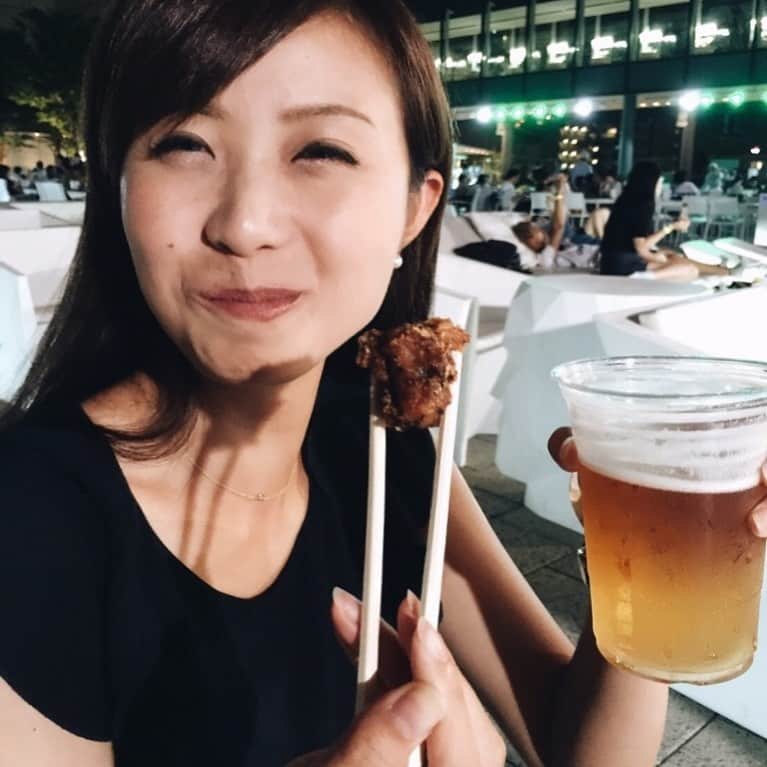南條早紀のインスタグラム：「から揚げ大好き🍖❤️ . 今週のフルサタ！、 から揚げ特集なんです。 . きょうのロケでいただいたから揚げが もう本当に超絶美味しくて興奮したの…🤤 . 写真はデータフォルダから 引っ張り出してきた過去写真ですが。笑 から揚げってなんでこんなに、 美味しいんでしょう…🥺💓 食べるとこんな笑顔になりますよね。むふふ。 . . 今週の#フルサタ もう絶対、観て欲しい！ . から揚げ好きにはたまらない アガる（揚がる…から揚げだけに）情報 満載でーす！！ . お楽しみに…❤️ . . 3年？4年ほど前に東京スカイツリーにて。 早くまた旅行に行ける世の中になりますよに…🚄  . #富山県 #富山市 #とやま #toyama #富山 #から揚げ #唐揚げ #からあげ #大好き #肉 #鶏肉 #からあげ大好き #肉食女子 #過去pic #過去写真 #ビール #ビール女子 #ビール好き #ビールに合う #ごはんのおとも #カラアゲ #笑顔 #食べるの大好き #食べるの好きな人と繋がりたい #食レポ #アナウンサー #女子アナ #南條早紀 #なんじょうのにちじょう」