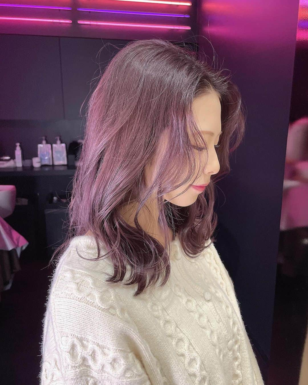 川崎ひかるさんのインスタグラム写真 - (川崎ひかるInstagram)「#newhair 💇🏻‍♀️🧞🔮💜 . . パープルに染めてもらいました♡ 色落ちも楽しみ✨✨ . SHIMA SIX GINZA 大西さんです @leo__nishi 🙏🏻 . . . . .  #ラベンダーカラー #パープルカラー #ヘアカラー #前髪アレンジ #前髪カット #前髪なし #前髪かきあげ #前髪アレンジ #ミディアム #ミディアムヘア #ミディアムアレンジ #ミディアム巻 #韓国ヘア #韓国前髪 #アイドル #われプワ #東京 #japanesegirl #idol #japaneseculture #fff #followforfollowback #like4likes #like4follow #selfie #daily #dailylook #ootd」12月8日 20時48分 - hikaru._.1206