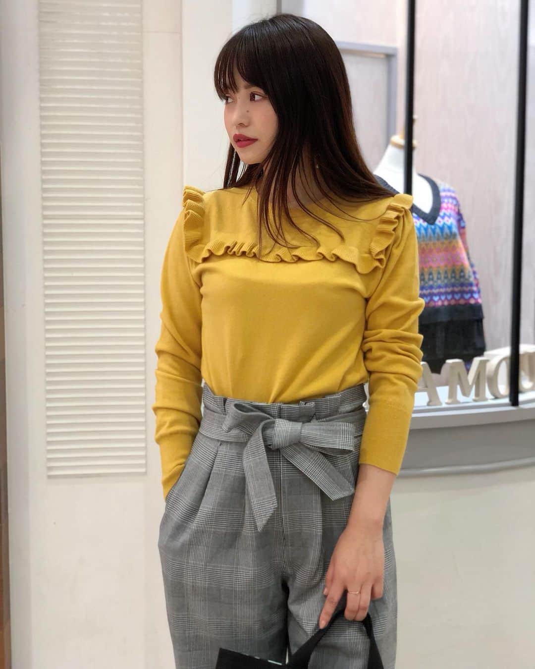 新谷美奈のインスタグラム：「.﻿ ﻿ 冬こそ映えるキレイ色は💛﻿ “小さく、なるべく上に”取り入れると﻿ スタイルUPにもつながる☺️﻿ ﻿ パンツにインして面積を少なくして腰位置UP！﻿ 顔まわりのフリルで視線もUP！﻿ ﻿ Nina mew﻿ knit ¥16,000+tax﻿ pants ¥20,000+tax﻿ bag ¥9,200+tax﻿ ______________________________________﻿ ﻿ 🎍Nina mew 2021 HAPPY BAG🛍﻿ 数量限定！ご予約承っております🤍﻿ ﻿ @ninamew_official#Ninamew#ニーナミュウ#ゆめタウン#ゆめタウン佐賀#セレクトショップ#selectshop」