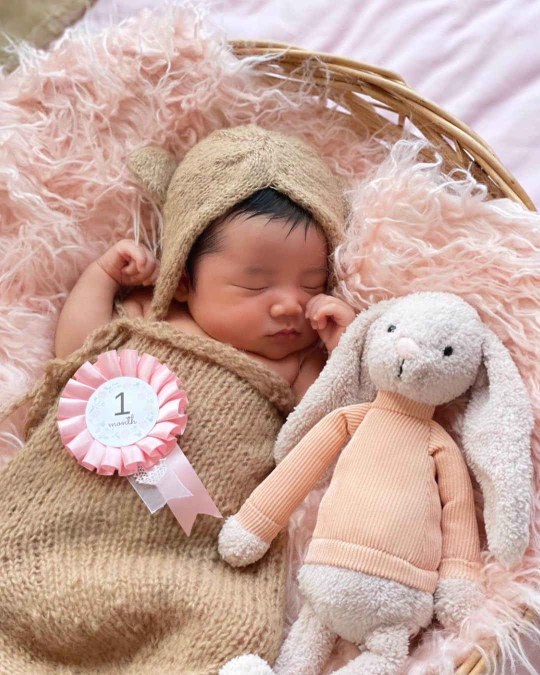 三佐和あやのインスタグラム：「ᴵ ᵃᵐ ¹ ᵐᵒⁿᵗʰ ᵒˡᵈ ᵗᵒᵈᵃʸ 𖧷  1ヶ月 記念 📸パシャ✧  産後からこの1ヶ月間めちゃめちゃ早かった！毎日いそがしいけど 笑顔で楽しく過ごしています〜𖧧 ✨  ぱくちゃんは、とくにお姉ちゃんふたりに めちゃくちゃ可愛がられて 毎日過ごしています💛  ミルクを飲む量が ぐんぐん増えてきて ぽちゃっとしてきたみたい😊 まだ首が座らないはずなのに のけぞったり、足を踏ん張ったり とにかく力のある子で 『あなた、まだ1ヶ月でしょ〜』って 思うほど めちゃ力強く動きます👀  寝ている間は天使〜👼💕⤴︎⤴︎✨✨✨  家族みんなが手伝ってくれるので、 わたしも 眠いのは眠いけど ストレスなく過ごせています✨  夜中の授乳時もいっしょに起きてきて ミルクを用意してくれるパパは 育メン認定🏆です。 （3回くらい起きるのに 毎晩ぜんぶ参加してくれるのは スゴイ） いつも日中 手伝えなくてごめんね、って言ってくれるので そういった優しい言葉だけでもかけてくれると、ママはとっても気持ちが救われますよね。  次女は 完全に小さなママです👩 赤ん坊マスター🤱‼️  そんな次女に、いつもありがとうね、本当に助かってるよ〜 って 感謝の声かけをするように しています🤱✨ 彼女はきっと将来いいお母さんになると思います😊  これからも家族の連携プレイで スマイル育児していきたいです♡  𝒩𝑒𝓌𝒷𝑜𝓇𝓃 𝒫𝒽𝑜𝓉𝑜  𓍯  𝓉𝒽𝒶𝓃𝓀 𝓎𝑜𝓊 𝒷𝓎 @lovely_newbornphoto   ୨୧ 𝒶𝒸𝒸𝑒𝓈𝓈𝑜𝓇𝒾𝑒𝓈 ୨୧ @marron_rosette   #ニューボーンフォト #月齢フォト #月齢ロゼット #スマイル育児 #育児日記 #ママリ #赤ちゃん #ヘビ #ベビフル #ベビー #ベビスタグラム #親バカ部 #親バカ #親バカ部ig_baby #令和2年ベビー #ジェリーキャット」