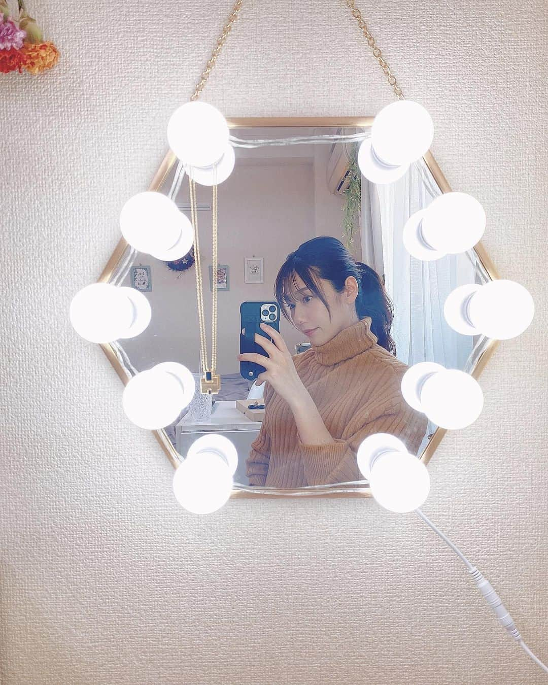 星見 蒼央＊Hoshimi aoさんのインスタグラム写真 - (星見 蒼央＊Hoshimi aoInstagram)「#からし色  ・ あったかみのある色合いってほっこりするよね🤎 ・ どうでもいいけど おうちにおこた欲しい‪( ◜ω◝ ) でもおこた置くと絶対こたつで生活しちゃうからずっと耐えてる😂 ・ あと、猫がおこたのトリコになってわたしと寝てくれなくなったら悲しい‪( ◜ω◝ ) ・ #ポニーテールアレンジ  #ポニーテール女子  #ヘアアレンジ#ミディアムロング #髪の毛伸ばし中 #シースルーバング #シースルー前髪 #ニットコーディネート  #タートルネックニット  #冬コーディネート  #女優ミラー#ドレッサー #ひとり暮らしインテリア」12月8日 20時50分 - aohoshi_