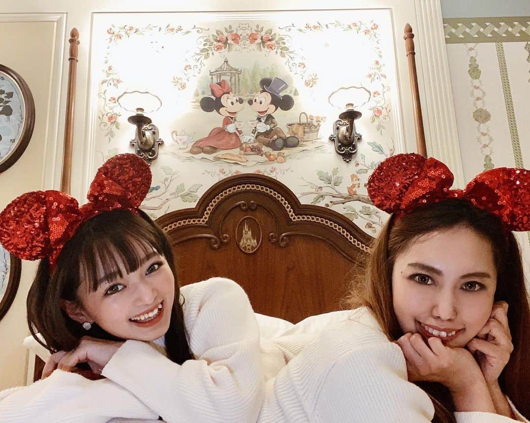 村崎英絵のインスタグラム：「ずっと行きたかったディズニー💗 当日まで誰が来るか知らなかった笑😂 今までなかなかちゃんとお話しする機会がなかったけどこのディズニーで 改めてみんなと1日楽しい思い出が作れて本当に嬉しかったぁ🥰 たくさん笑って 次の日お腹が軽く筋肉痛になった笑 ㅤㅤㅤㅤㅤ 因みに1枚目の写真は 初めてこんなにくっついた記念写真♡笑 お店で会っていた時は こんなにくっつくなんて思わなかった笑 一緒に隣で寝るなんて思わなかった笑 こんなに仲良くしてもらえて とっても嬉しくて嬉しくて 幸せな1日だった♡♡ ㅤㅤㅤㅤㅤ ㅤㅤㅤㅤㅤ ㅤㅤㅤㅤㅤ  2枚目からみなさん盛れてません笑 9人での集合写真は難しい😂 ㅤㅤㅤㅤㅤ まだ後2回くらいディズニー投稿にお付き合いください🙏💕 ㅤㅤㅤㅤㅤ #ディズニー #ディズニーランド #ディズニーランドホテル #ミニーコーデ #tdl #おそろコーデ」