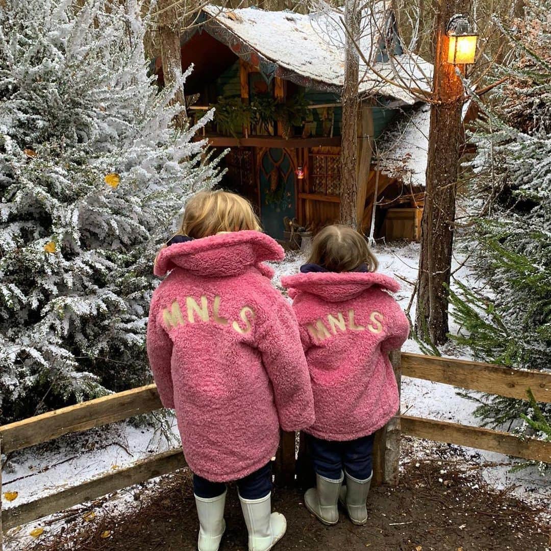 ハリー・ケインのインスタグラム：「Great time @laplanduk with the girls.🥰🎅❄️」