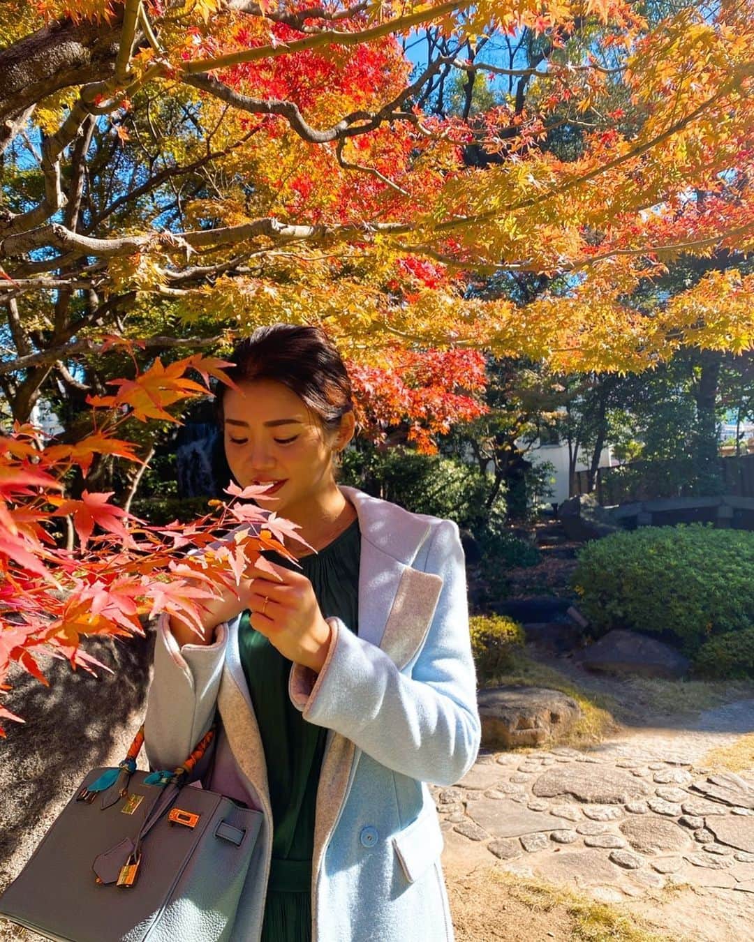 はなざわあさこさんのインスタグラム写真 - (はなざわあさこInstagram)「久々の京都🍁 ちょっと週末も重なったので、なかなかのスケジュールで動いていました〜👏🏾🤣 4日はまー君のお姉さんの結婚式🥰✨❤️ 終わってから、ヒロと合流して友達の家でパーティー🎉 5日は神戸の高架下で朝までパーティー💃🏼 そのままその足で6日は神戸から福井県のパーティー行って、京都へ戻り家族と祇園でご飯🥢🍂🍗 7日は祇園だるまで久々に磯井君といまりんと再会して、人生初めてのtattooデビュー💓 8日今日は、東福寺の魚屋の父に会いに行ってから、京都でお買い物して来ました❤️😘🧡 食べた物とか、行った店とか書ききれないよね〜🤣🤣🤣🤣 ストーリーもフィードも少しづつ投稿するので、気になるだろう件もありますが、お楽しみに〜❤️❤️❤️ 赤い紅葉も久々です🍁🍂🧡 行動範囲は広いですが、常に移動は車、マスクと共に明日からも楽しみます😘🥰✨❤️ #kyoto #京都 #紅葉 #紅葉 #macintosh #お出かけコーデ #hermes #ワンピース #コート #エルメス #ツイリー #京都の紅葉 #ootd」12月8日 20時54分 - asakohanazawa