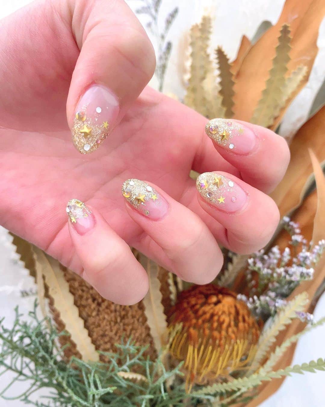 のインスタグラム：「@freenail_jpn で キラキラハンドネイルand フットネイル💅 こんなにキラキラにしたの 久しぶりです🎄🌟 自分の爪見るたびに 可愛い、、って テンションがあがる、、 ネイルはしあわせを増やしてくれます😍❤️  同日にマツエクもしていただいて 今回は長さを少し短くして 本数は200本👀  メイクはKemuさんです❣️ 撮影で かわいくヘアアレンジしてもらったから 後ろも撮りたかったな〜🥺🌟  #ヘアメイク #ヘアアレンジ #ネイル #クリスマスネイル #冬ネイル2020  #冬ネイル  #星ネイル #フリーネイル #ネイルデザイン #フットネイル」