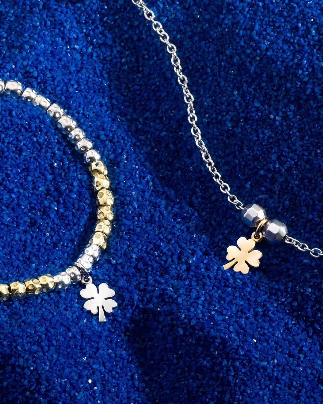のインスタグラム：「Be lucky in life and love with DoDo's Four-leaf Clover charms in precious white and yellow gold.⁣ ⁣ #DoDoCharms #CharmingJewelry #GranelliCollection #Luck⁣」