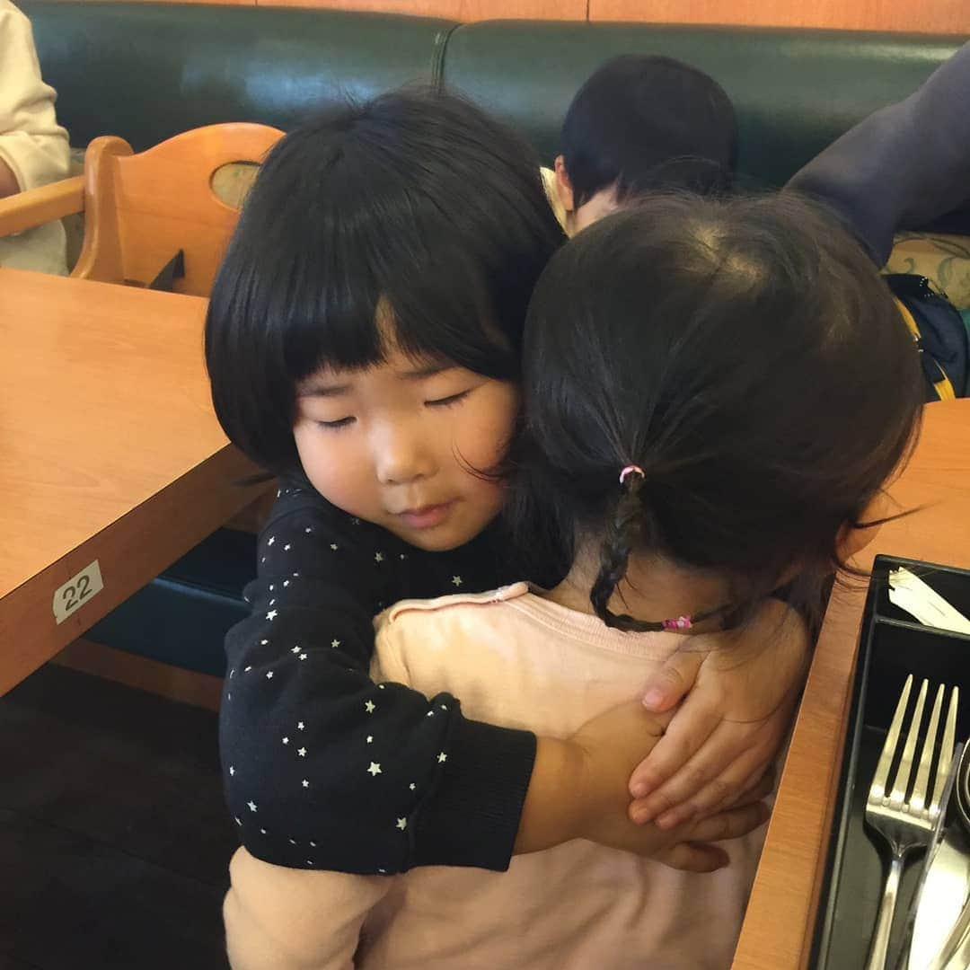 永里亜紗乃のインスタグラム：「感動の再会をしました🤣 同級生の子たちとバルシュピール🙌 2歳児カオスだけど可愛かった〜🥰 #バルシュピール #バンビクラス #大学の同級生 #2歳児 #スポーツ教室 #ボール遊び」