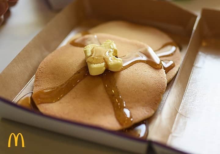 McDonald's Philippinesのインスタグラム：「Make tomorrow merrier with our nice and fluffy Hotcakes! 🥞 Plan your breakfast ahead and order 1-pc. or 2-pc. Hotcakes via McDelivery, Dine-In, Take Out, Drive-Thru, GrabFood, foodpanda, Lalafood, or mangan.ph.」