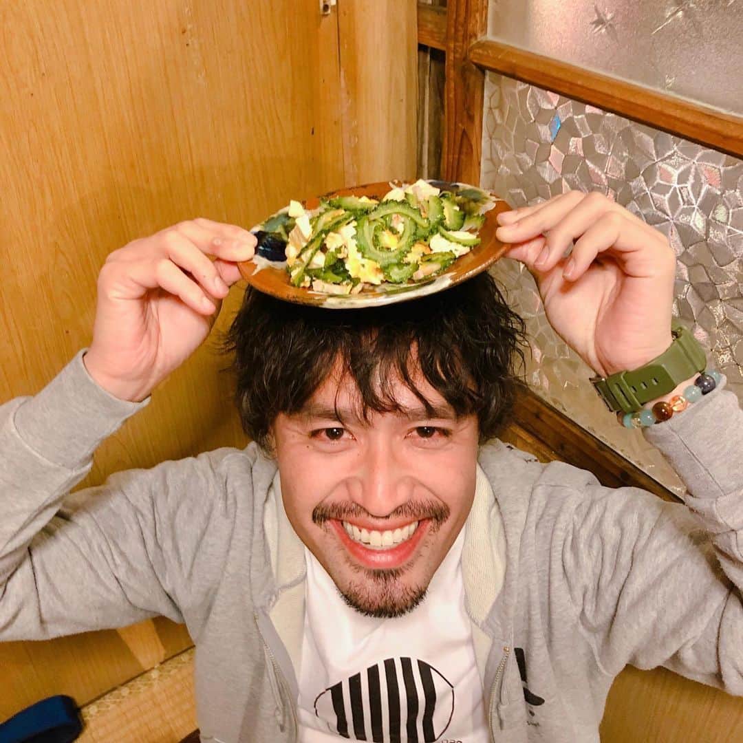 ISEKIのインスタグラム：「「BREND YOU / 2020 X’mas Special」のお知らせ  その①🎄 サイン会の実施が決定いたしました 当日物販にて3.000円以上お買い上げでサイン券を1枚お渡しいたします。 以下の事を守っていただき、今年初のサイン会が出来る様、ご協力をお願いいたします。  注意事項 ・2020年の通販特典のサイン券もご利用が可能です。 ・サイン券の使用はお一人様1枚限りとさせていただきます。当日お配りするサイン券も期日は設けません。 ・12月17日に関しては何か1点にサインをさせていただきます。（私物可） サインをする物は事前に各自で消毒をしていただきますので布製品はお控えください。ウェットティッシュはこちらでご準備いたします。 またサインをさせていただくものは直前にトレーにてお預かりするので、大きすぎないものでお願いいたします。（携帯ケースや手鏡などの大きさ） ・当日は握手などは行いませんのであらかじめご了承ください。 ・ISEKI本人の前にもパーティションの設置をさせていただく予定ですが、サイン会の列に並ぶ際にはマスクの着用をお願いいたします。 ・当日変更事項があった場合もスタッフの指示に従ってください。  その②🎅🏻 KINGサンタくじの実施 当日物販にて3000円以上お買い上げで1回引けます  1等： KINGからのクリスマスカード KINGが選んだクリスマスプレゼント（お菓子）  2等： マルシェバック  3等： 「キングノナツ」タオル  4等： ステッカーセット  5等： 何が出るかなサンタ賞  物販ご利用の際もマスクの着用、ソーシャルディスタンスを守ってのご利用をお願いいたします。  👑写真は告知とは全く関係ない事をお詫びいたします（笑）」